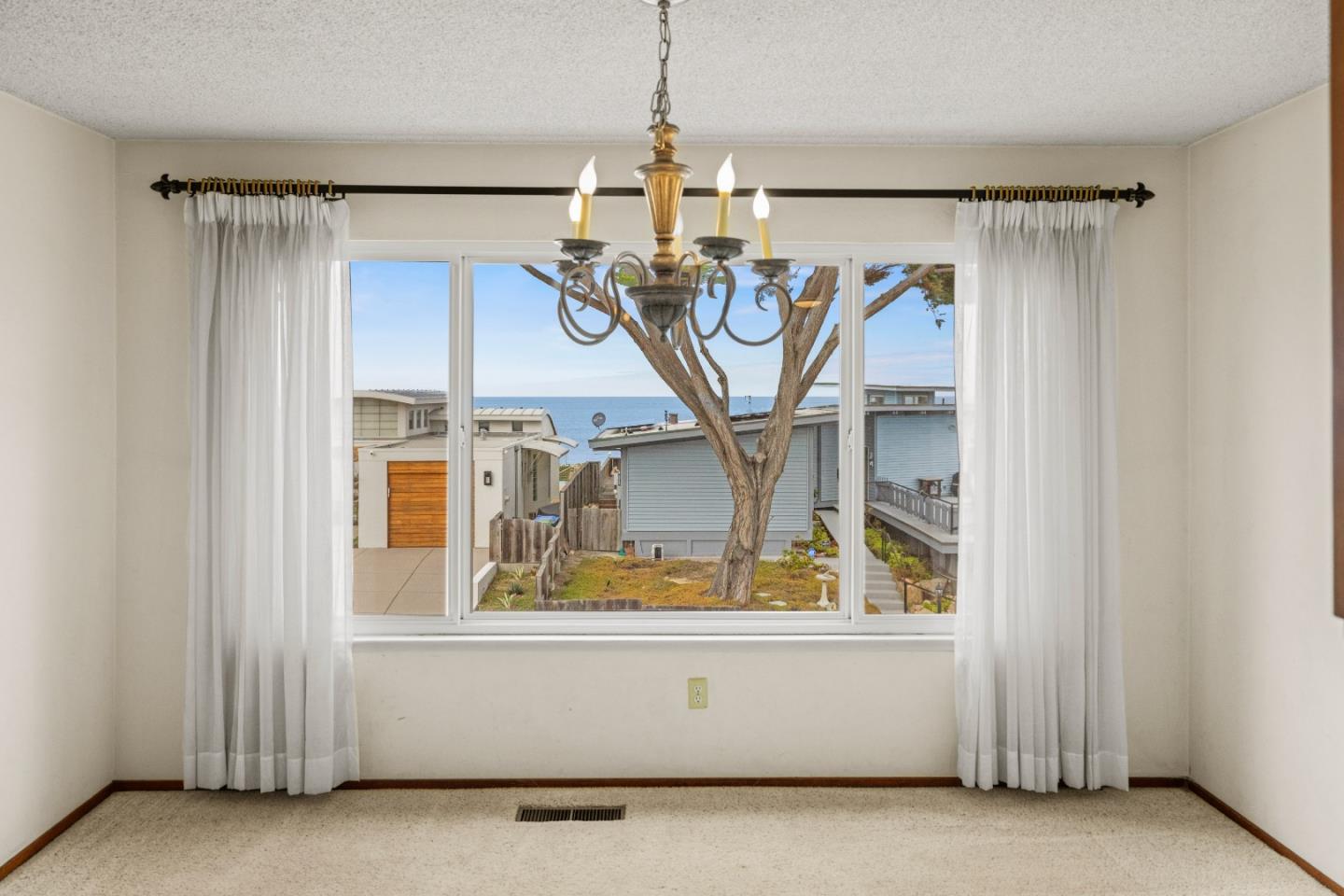 Detail Gallery Image 12 of 51 For 146 Seafoam Ave, Monterey,  CA 93940 - 4 Beds | 2 Baths