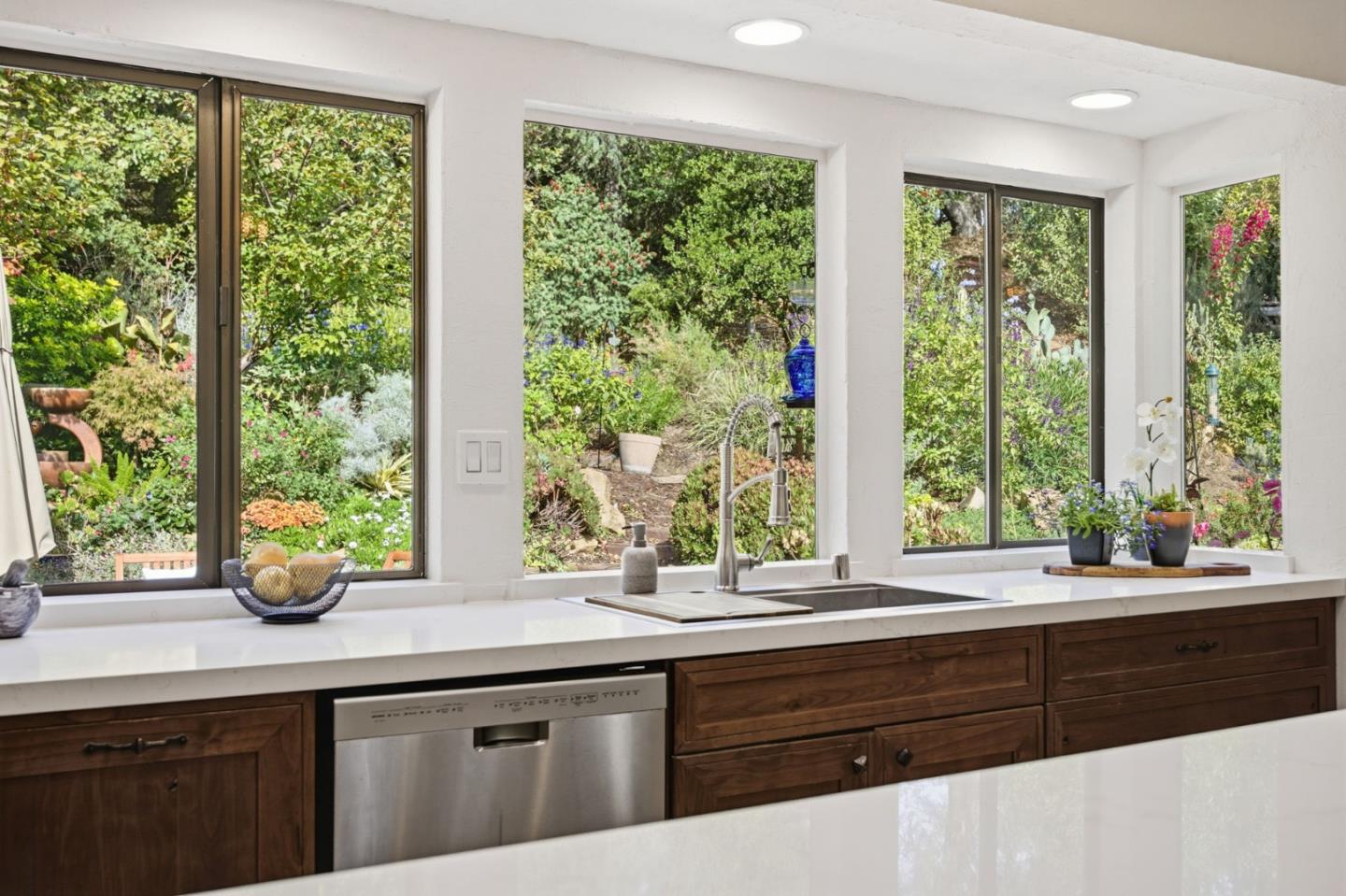 Detail Gallery Image 9 of 85 For 15098 Elm Park Park, Monte Sereno,  CA 95030 - 4 Beds | 2/1 Baths