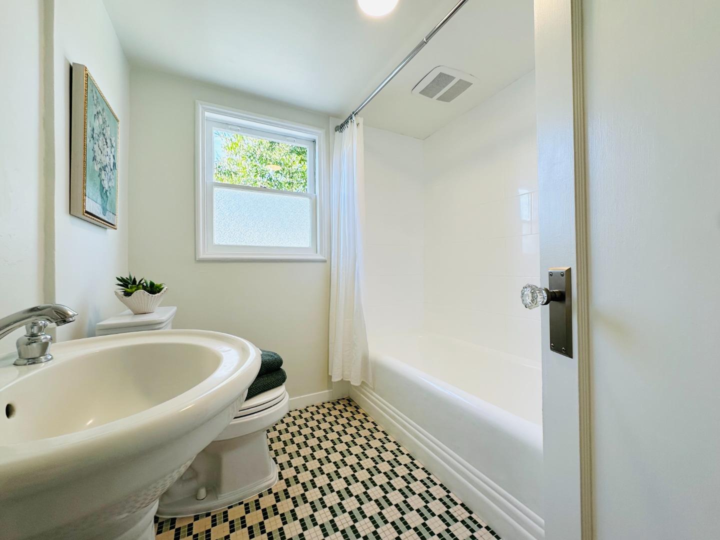 Detail Gallery Image 10 of 81 For 1183 Yosemite Ave, San Jose,  CA 95126 - 4 Beds | 3 Baths