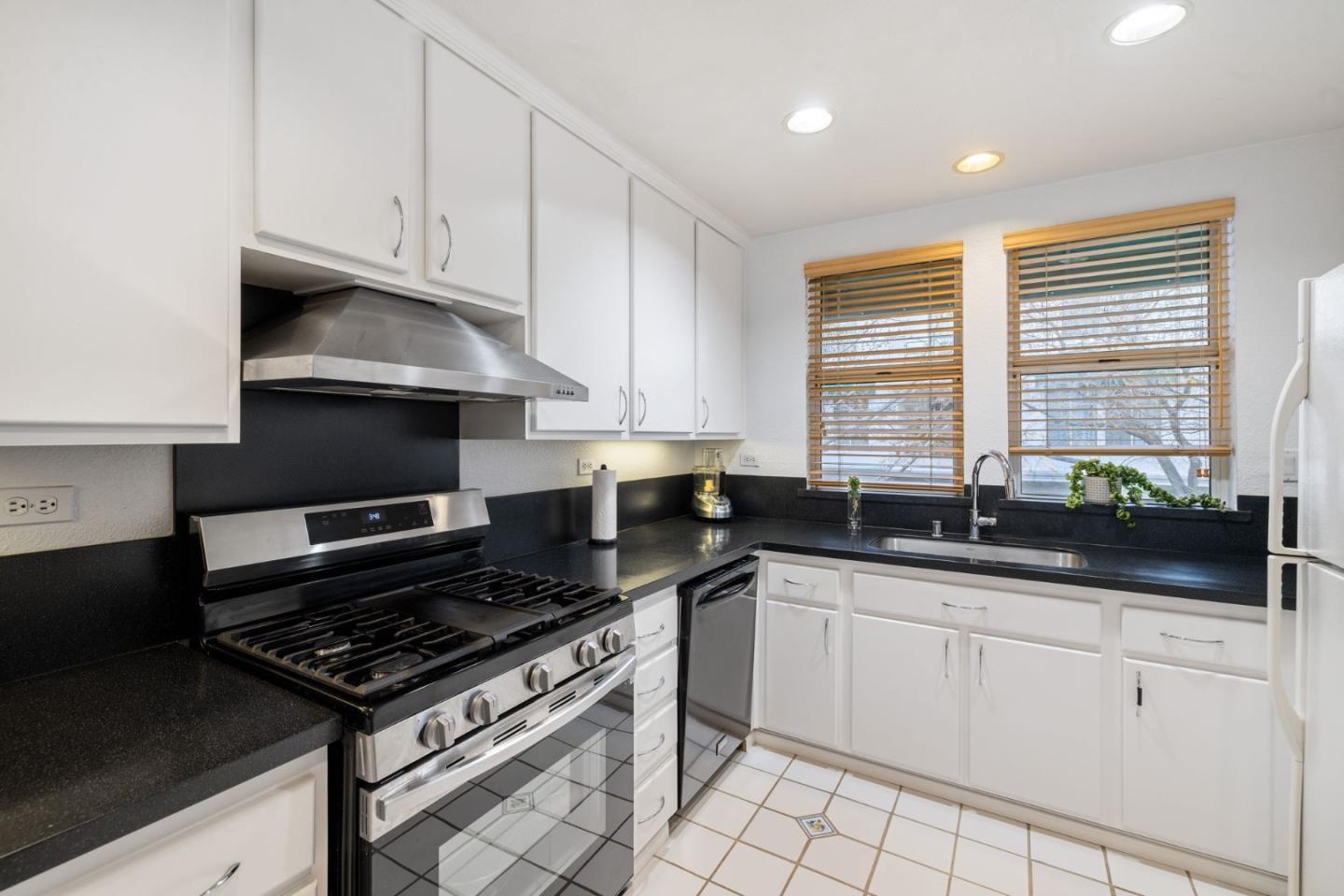 Detail Gallery Image 13 of 52 For 425 Navaro Way #108,  San Jose,  CA 95134 - 3 Beds | 2/1 Baths