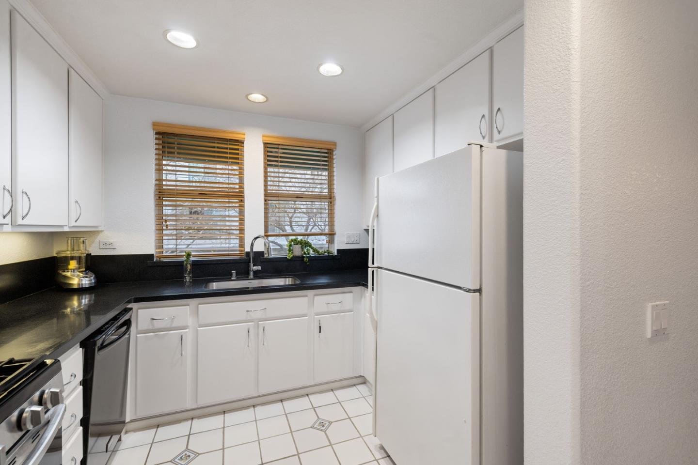 Detail Gallery Image 15 of 52 For 425 Navaro Way #108,  San Jose,  CA 95134 - 3 Beds | 2/1 Baths