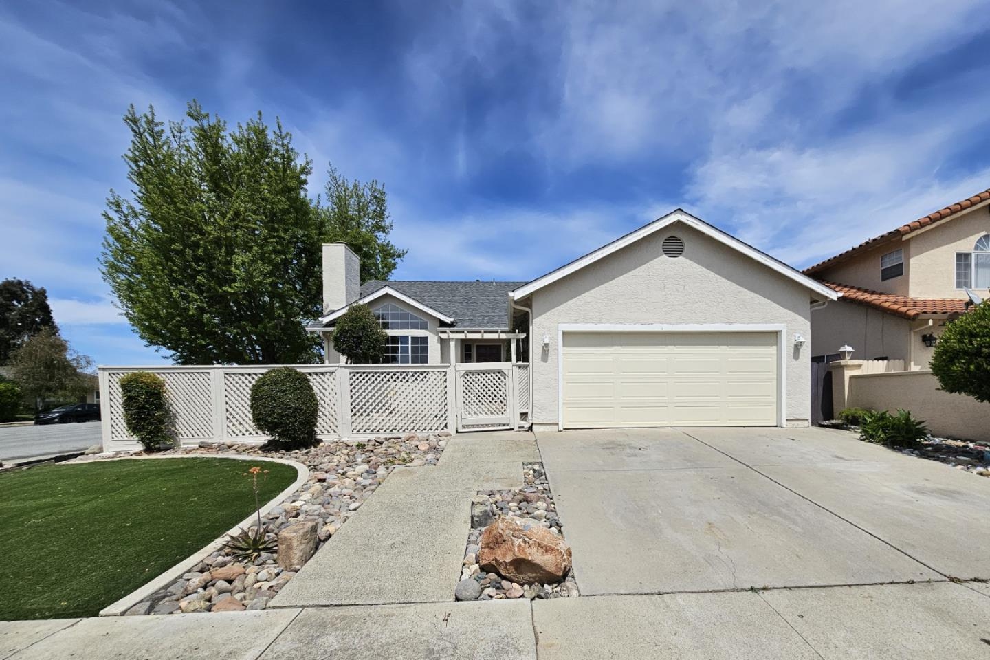 Detail Gallery Image 1 of 17 For 1000 Peach Ct, Hollister,  CA 95023 - 3 Beds | 2 Baths