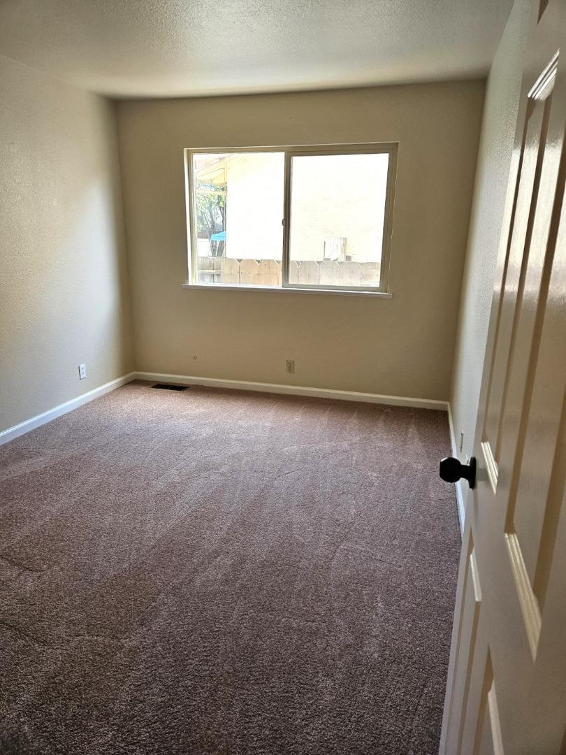 Detail Gallery Image 13 of 17 For 1000 Peach Ct, Hollister,  CA 95023 - 3 Beds | 2 Baths