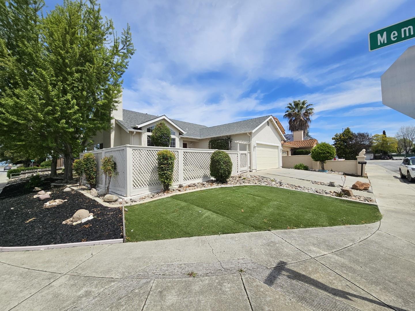 Detail Gallery Image 2 of 17 For 1000 Peach Ct, Hollister,  CA 95023 - 3 Beds | 2 Baths