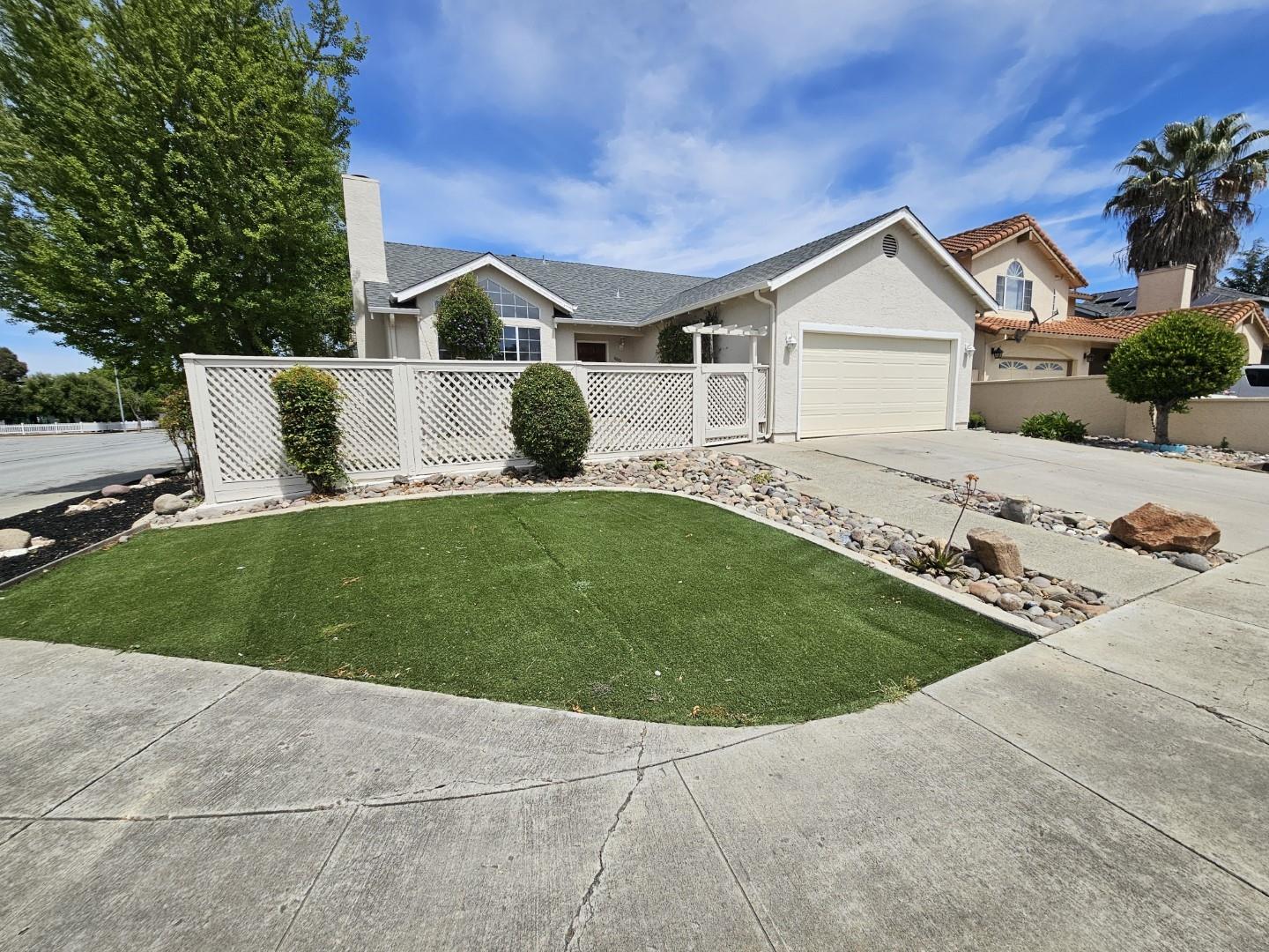 Detail Gallery Image 3 of 17 For 1000 Peach Ct, Hollister,  CA 95023 - 3 Beds | 2 Baths