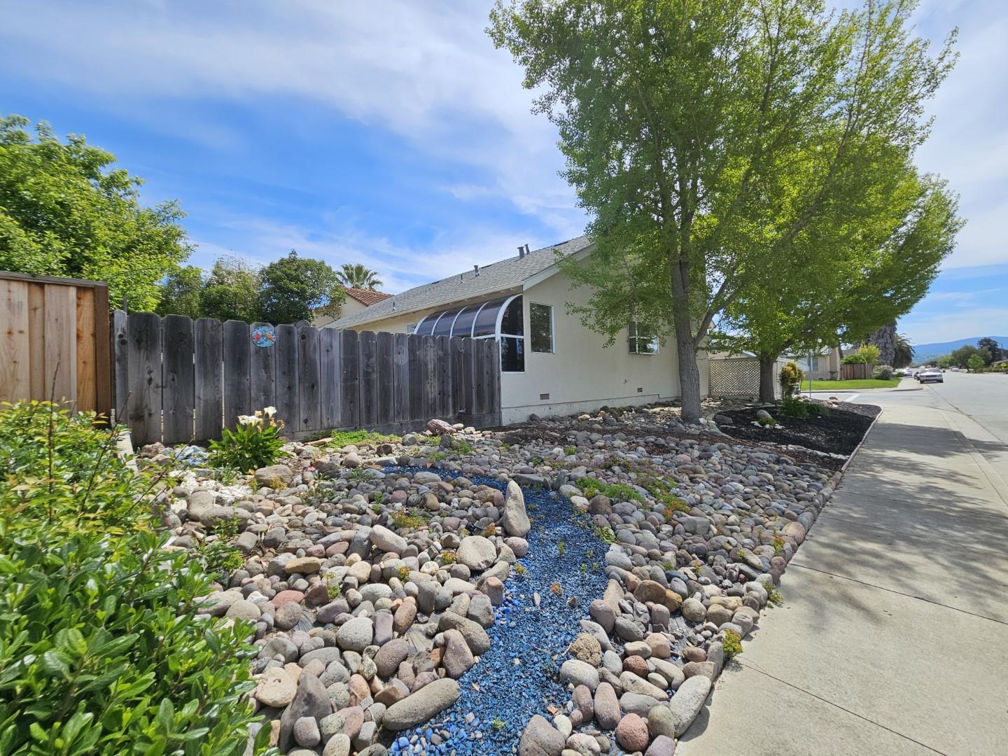 Detail Gallery Image 4 of 17 For 1000 Peach Ct, Hollister,  CA 95023 - 3 Beds | 2 Baths