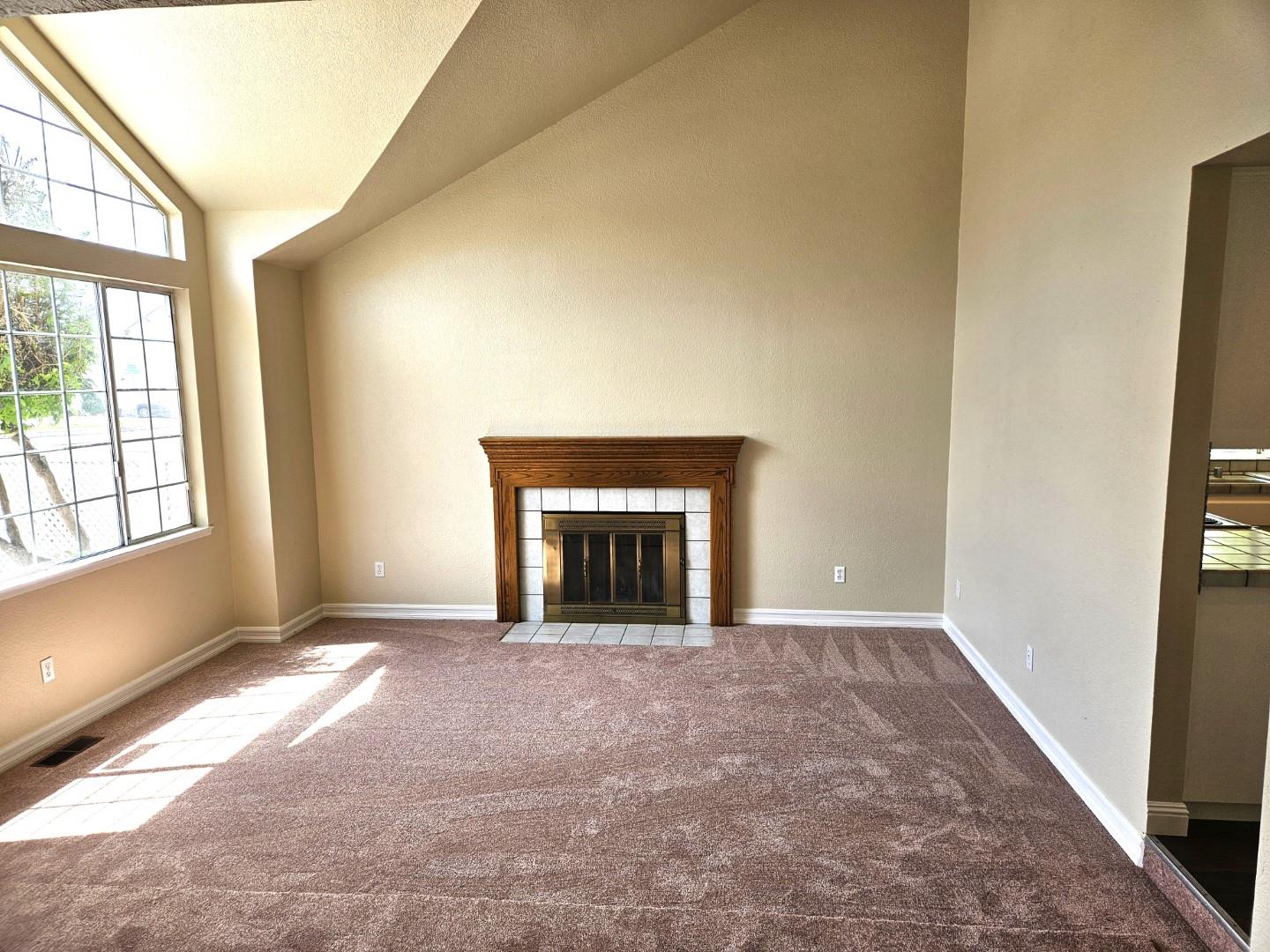 Detail Gallery Image 5 of 17 For 1000 Peach Ct, Hollister,  CA 95023 - 3 Beds | 2 Baths