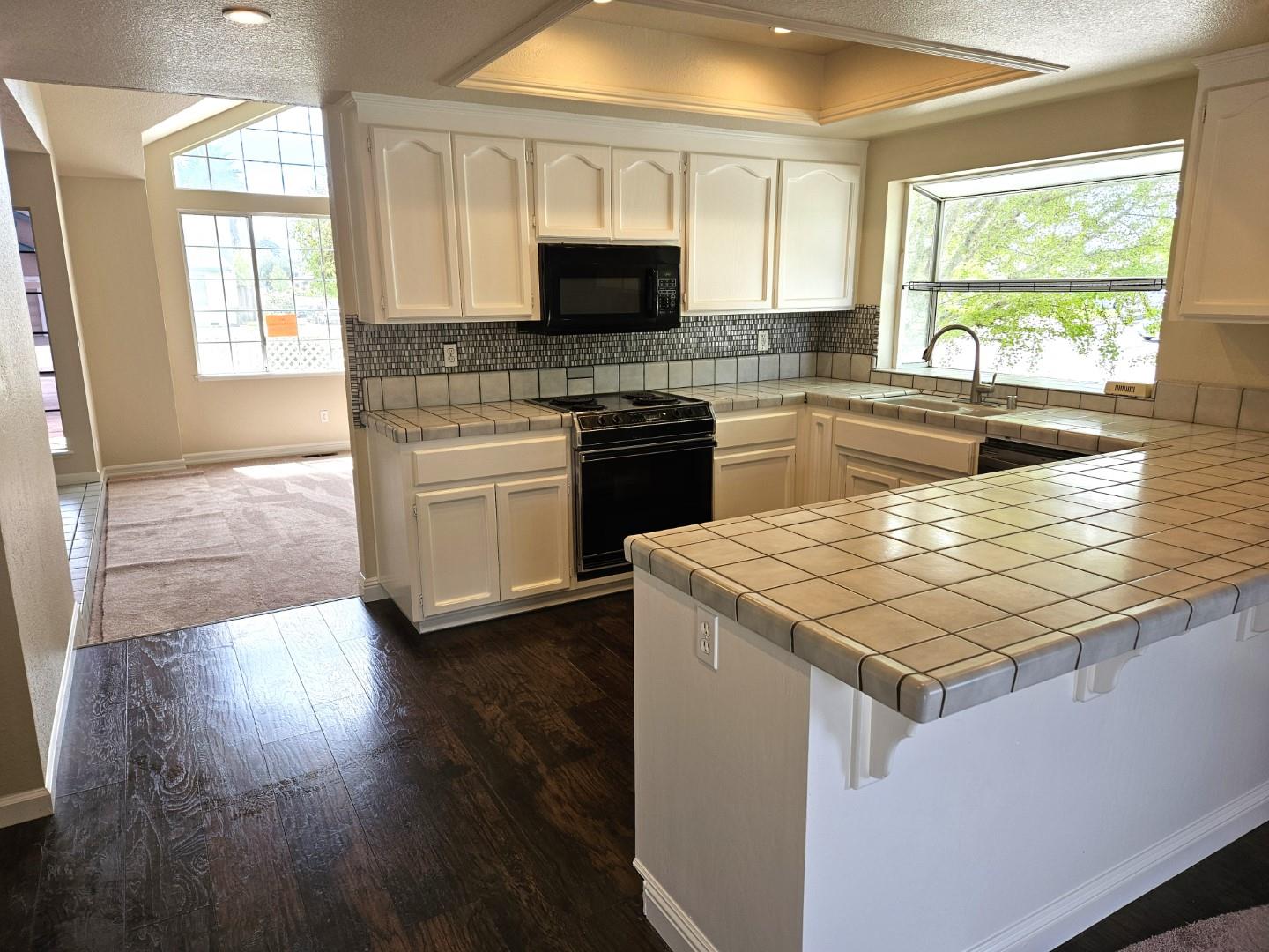 Detail Gallery Image 6 of 17 For 1000 Peach Ct, Hollister,  CA 95023 - 3 Beds | 2 Baths