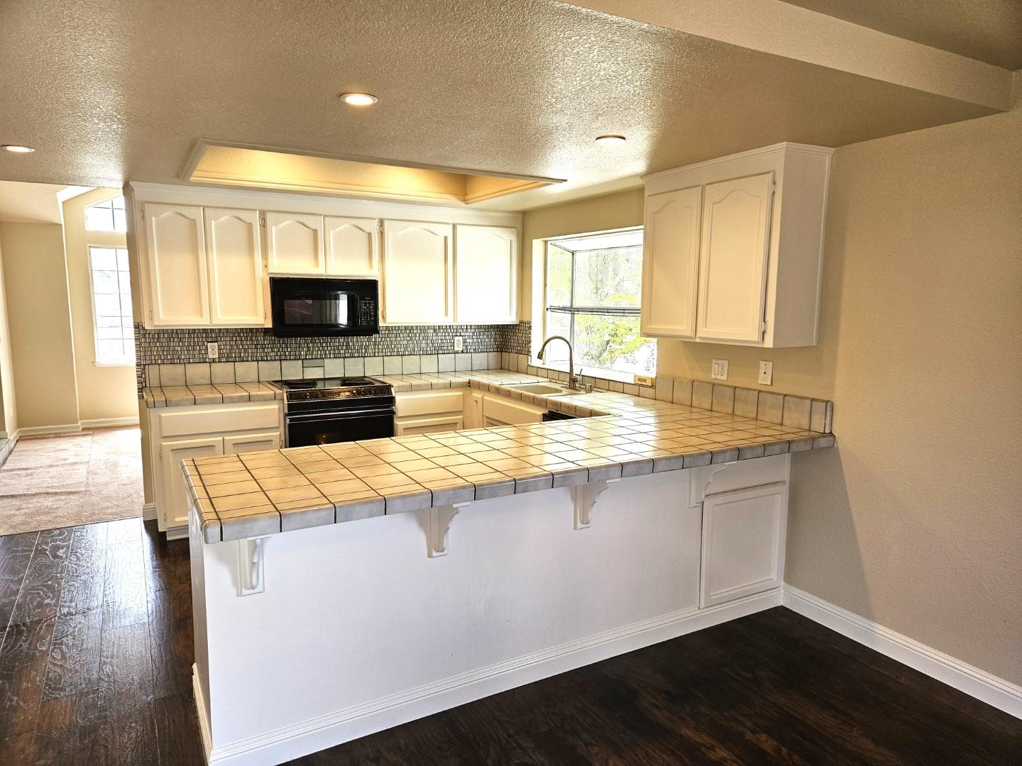 Detail Gallery Image 7 of 17 For 1000 Peach Ct, Hollister,  CA 95023 - 3 Beds | 2 Baths