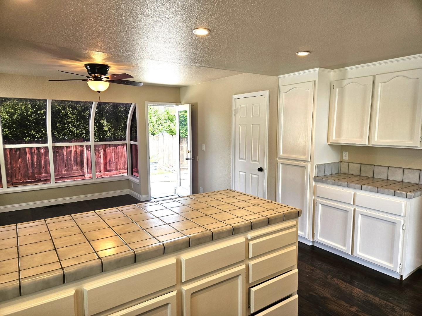 Detail Gallery Image 8 of 17 For 1000 Peach Ct, Hollister,  CA 95023 - 3 Beds | 2 Baths