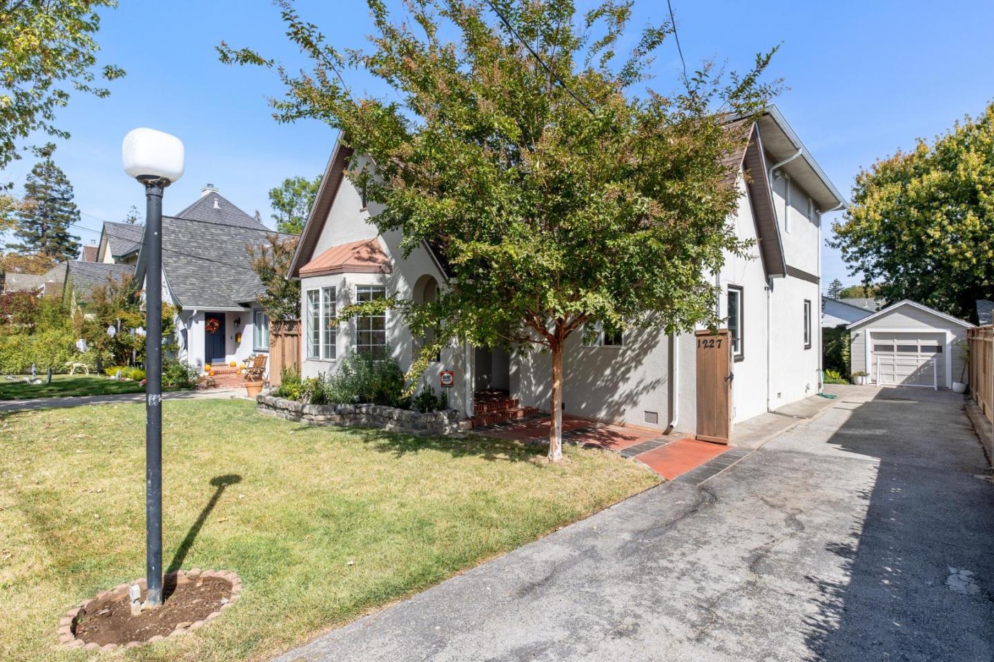 Detail Gallery Image 2 of 48 For 1227 Rhus St, San Mateo,  CA 94402 - 4 Beds | 3 Baths