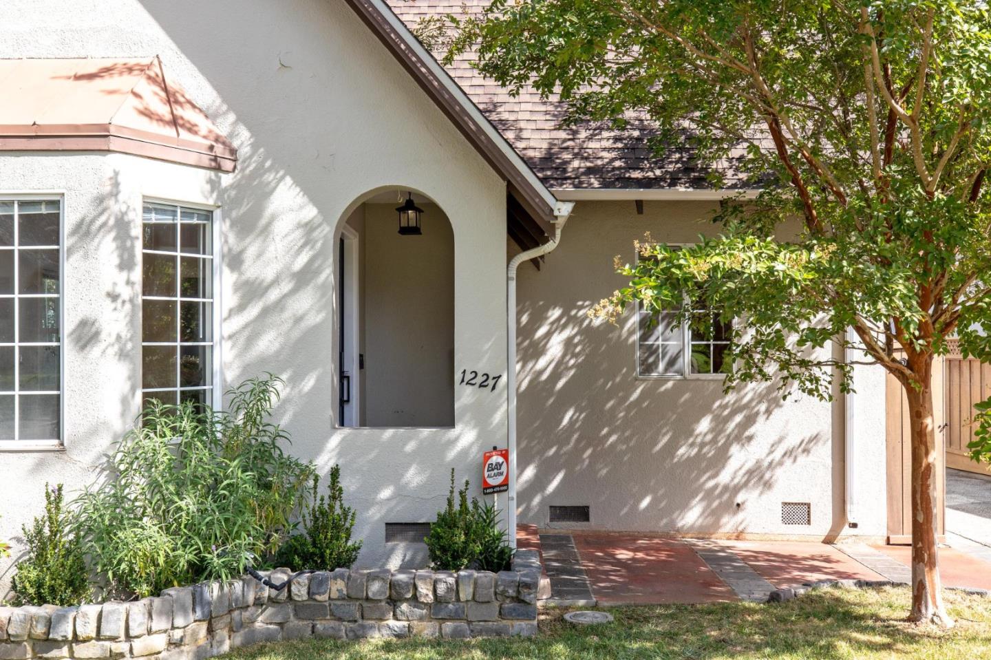 Detail Gallery Image 3 of 48 For 1227 Rhus St, San Mateo,  CA 94402 - 4 Beds | 3 Baths