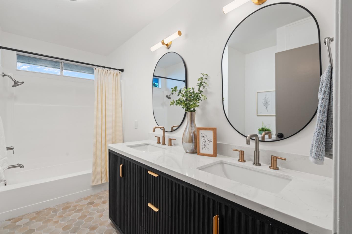 Detail Gallery Image 25 of 32 For 1941 Memorial Dr, Hollister,  CA 95023 - 3 Beds | 2/1 Baths