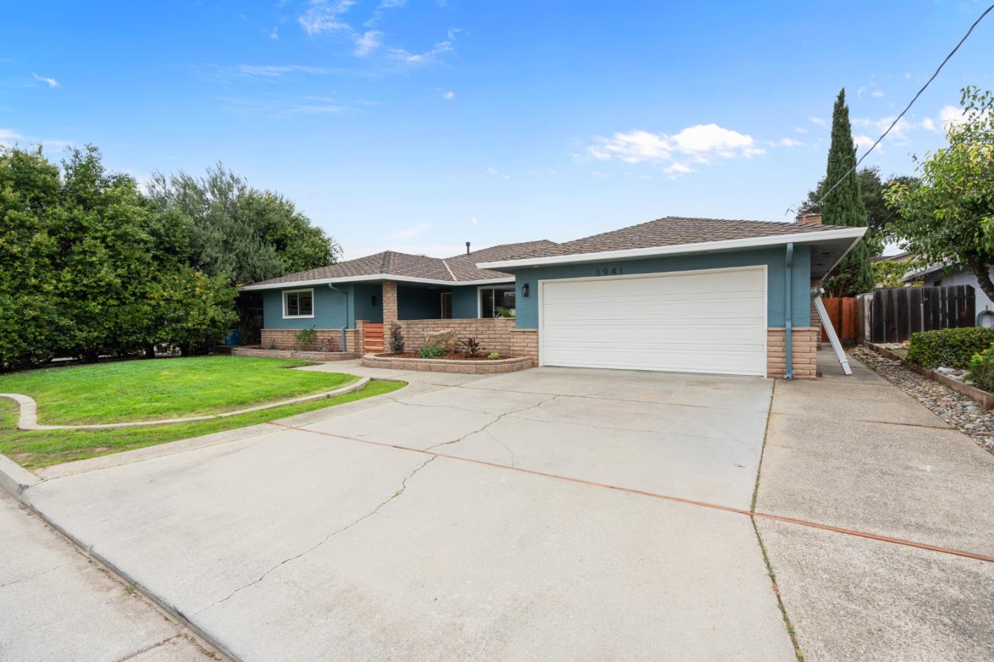 Detail Gallery Image 3 of 32 For 1941 Memorial Dr, Hollister,  CA 95023 - 3 Beds | 2/1 Baths