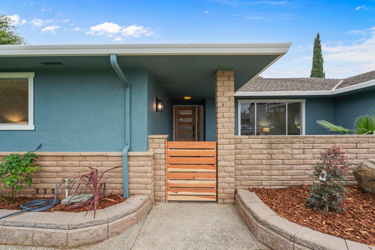 Detail Gallery Image 4 of 32 For 1941 Memorial Dr, Hollister,  CA 95023 - 3 Beds | 2/1 Baths