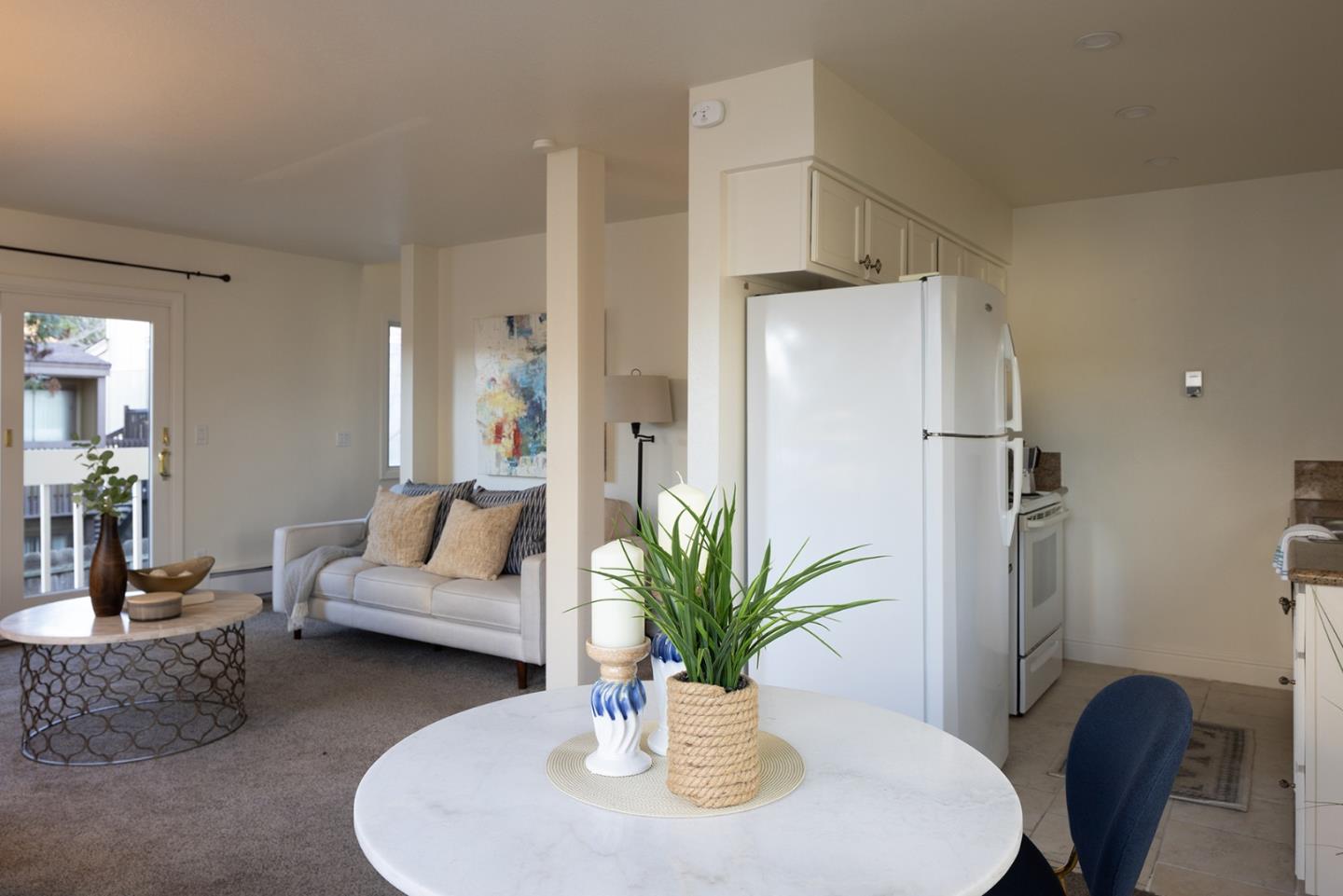 Detail Gallery Image 3 of 12 For 420 Dela Vina Ave #7,  Monterey,  CA 93940 - 2 Beds | 1/1 Baths