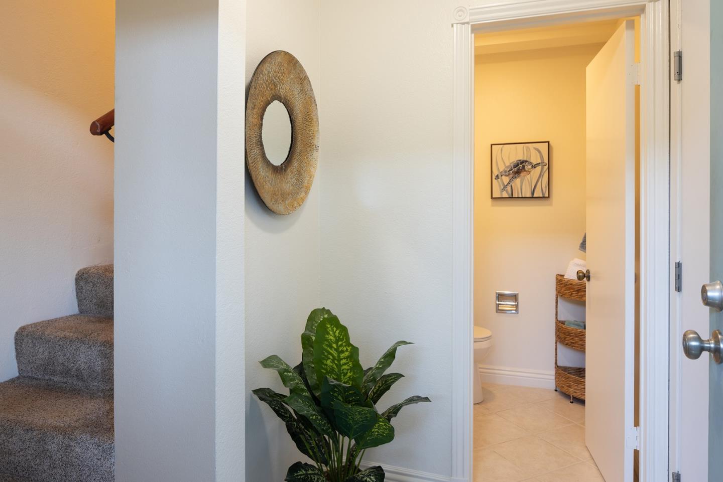 Detail Gallery Image 4 of 12 For 420 Dela Vina Ave #7,  Monterey,  CA 93940 - 2 Beds | 1/1 Baths