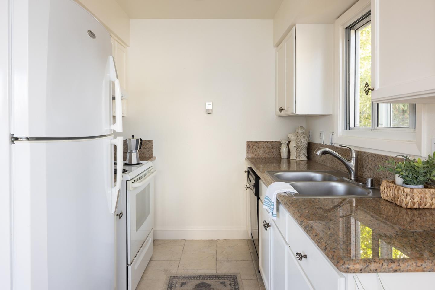 Detail Gallery Image 5 of 12 For 420 Dela Vina Ave #7,  Monterey,  CA 93940 - 2 Beds | 1/1 Baths