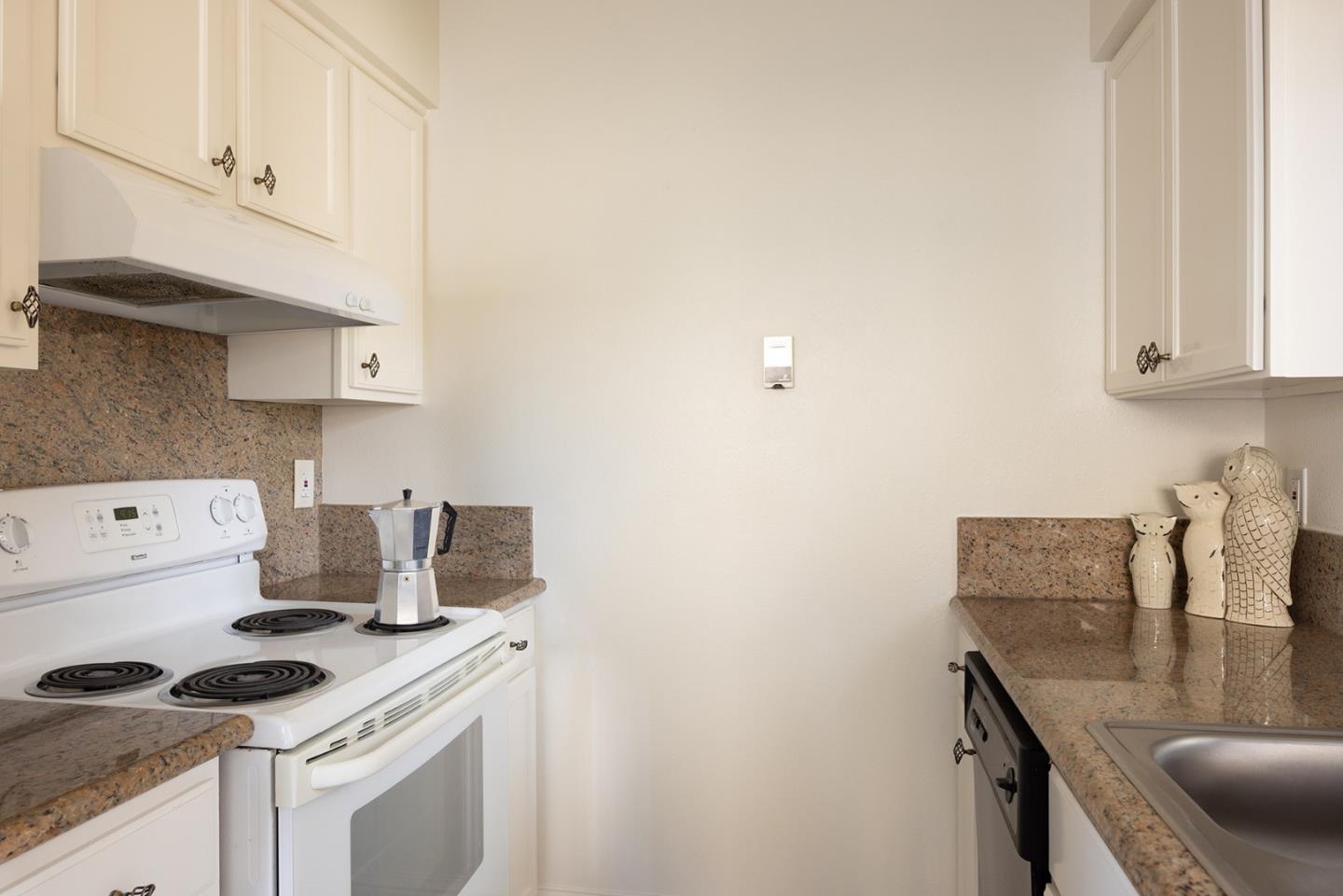 Detail Gallery Image 6 of 12 For 420 Dela Vina Ave #7,  Monterey,  CA 93940 - 2 Beds | 1/1 Baths
