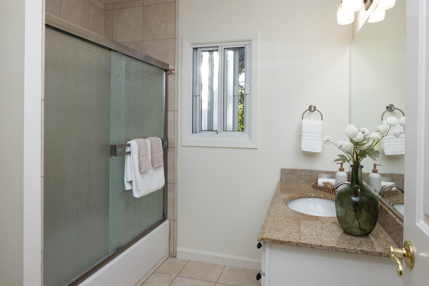 Detail Gallery Image 7 of 12 For 420 Dela Vina Ave #7,  Monterey,  CA 93940 - 2 Beds | 1/1 Baths