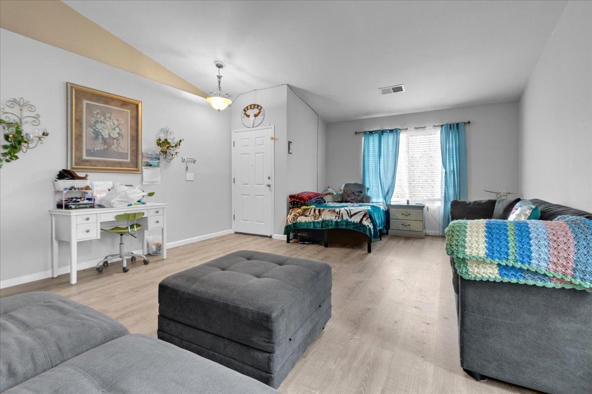 Detail Gallery Image 9 of 37 For 981 Marne Dr, Hollister,  CA 95023 - 3 Beds | 2 Baths