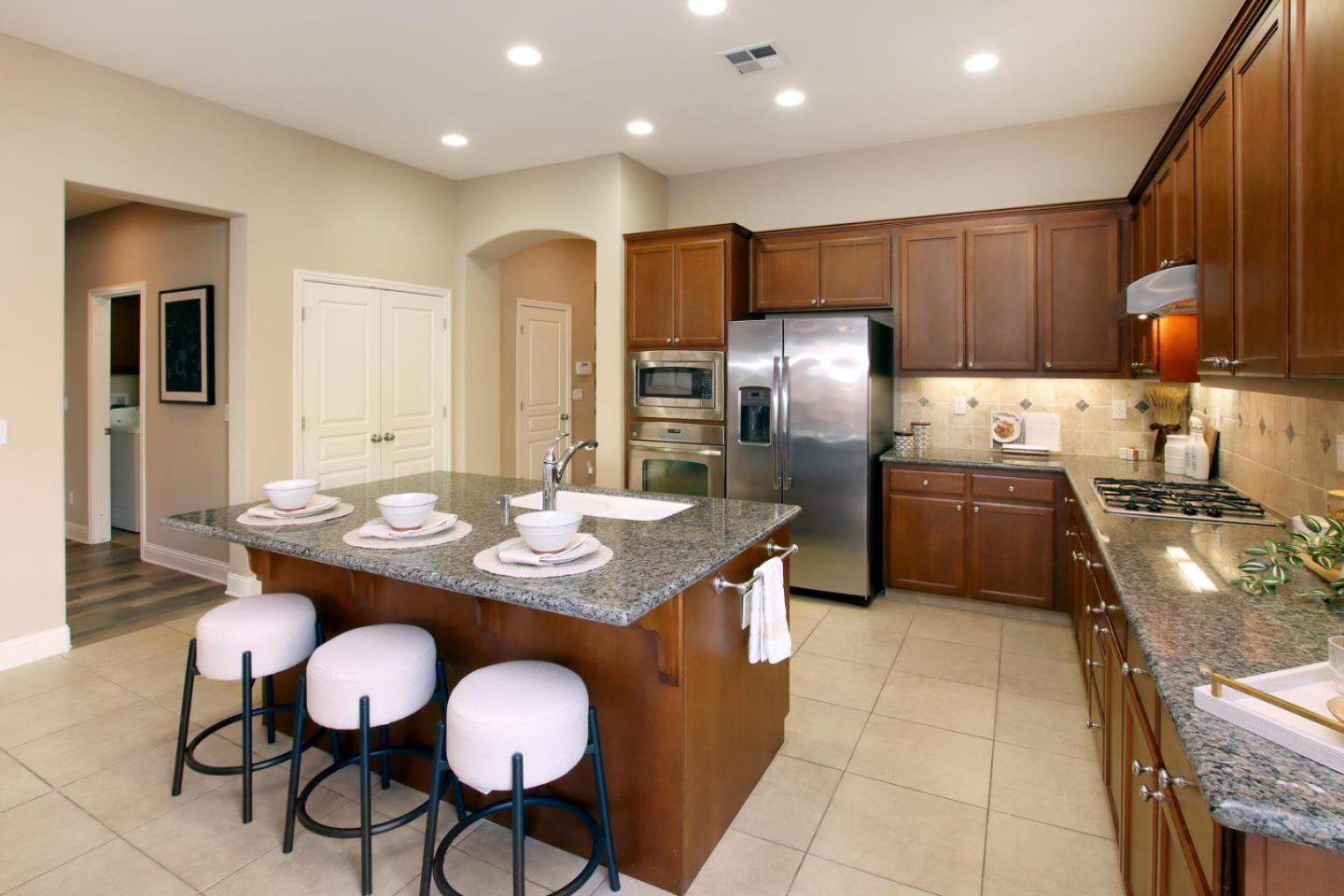 Detail Gallery Image 8 of 44 For 1330 Brigantino Dr, Hollister,  CA 95023 - 4 Beds | 2 Baths