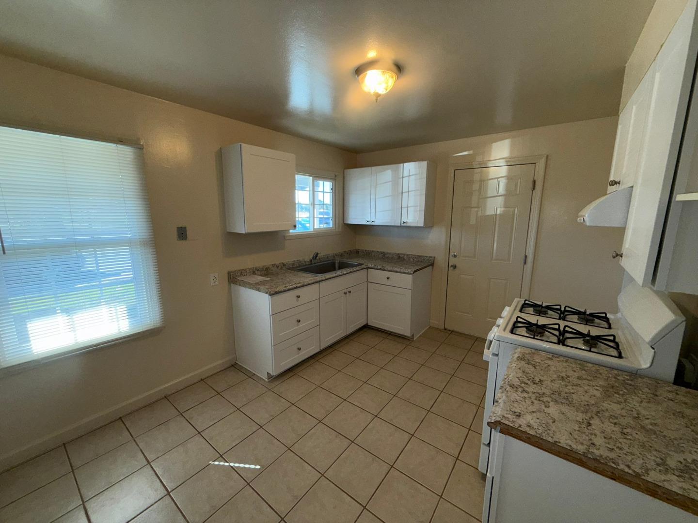Detail Gallery Image 4 of 19 For 1531 E Alisal St, Salinas,  CA 93905 - 2 Beds | 1 Baths