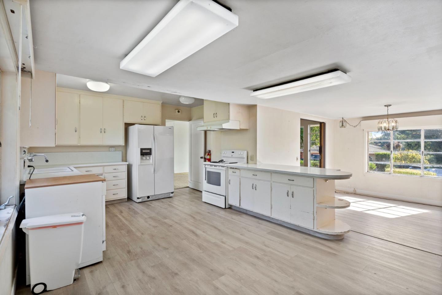 Detail Gallery Image 12 of 37 For 2326 Buena Vista Ave, Belmont,  CA 94002 - 4 Beds | 2 Baths