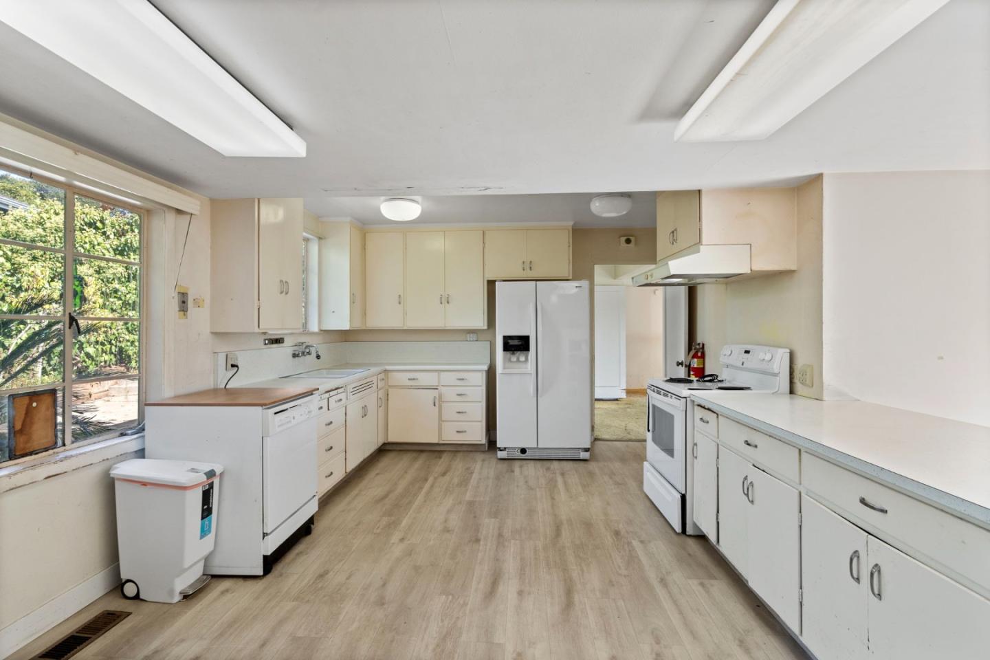 Detail Gallery Image 13 of 37 For 2326 Buena Vista Ave, Belmont,  CA 94002 - 4 Beds | 2 Baths