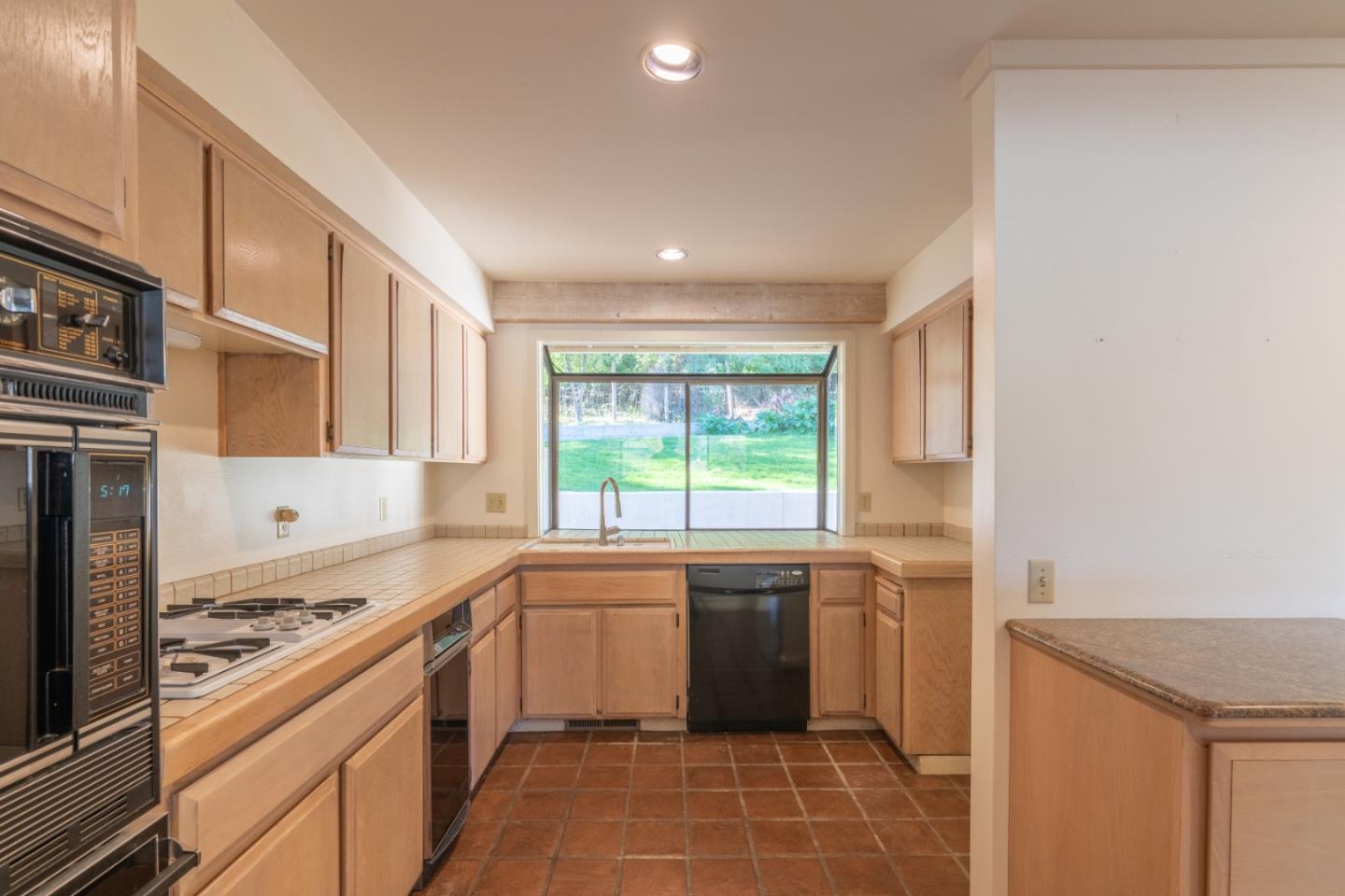 Detail Gallery Image 11 of 41 For 9665 Willow Ct, Carmel Valley,  CA 93923 - 3 Beds | 3/1 Baths