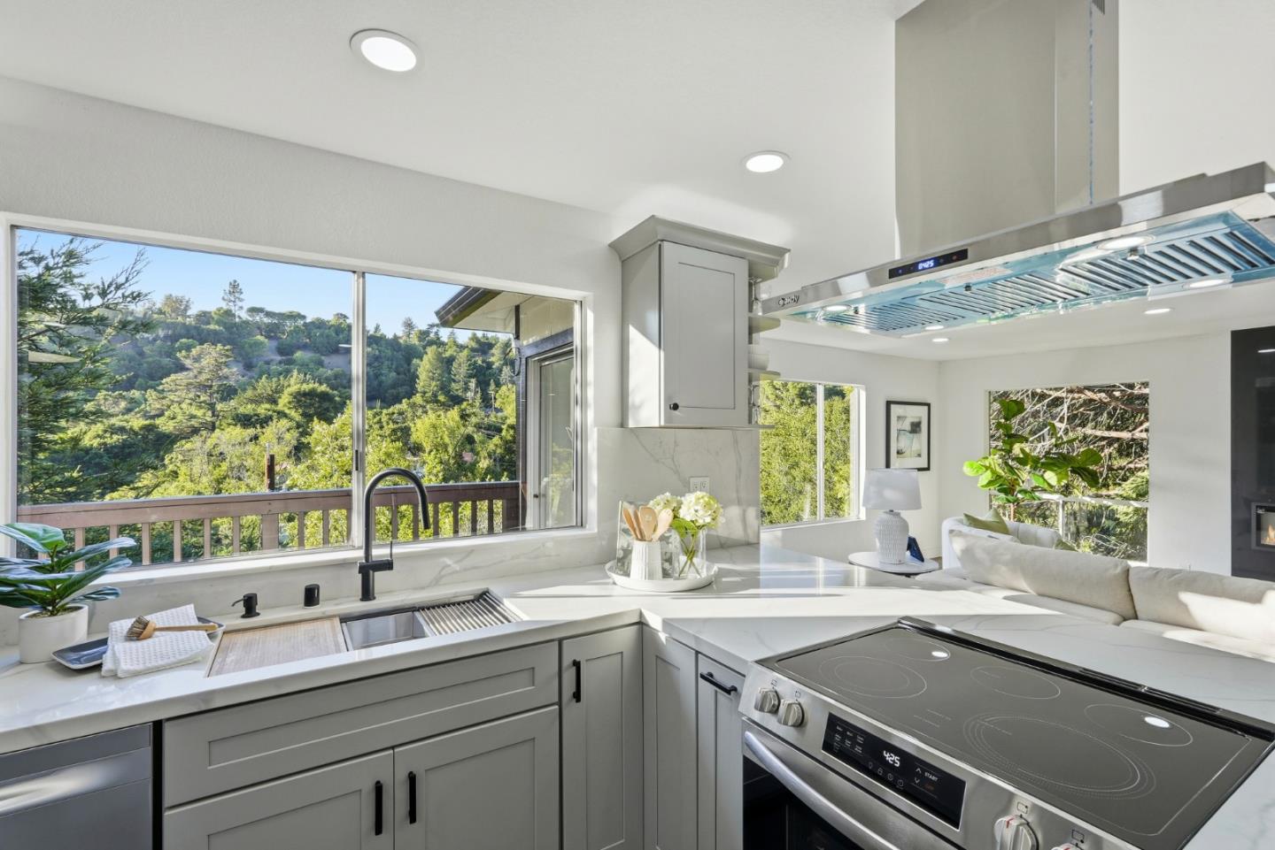 Detail Gallery Image 14 of 84 For 5603 Crow Canyon Rd, Castro Valley,  CA 94552 - 6 Beds | 2/1 Baths