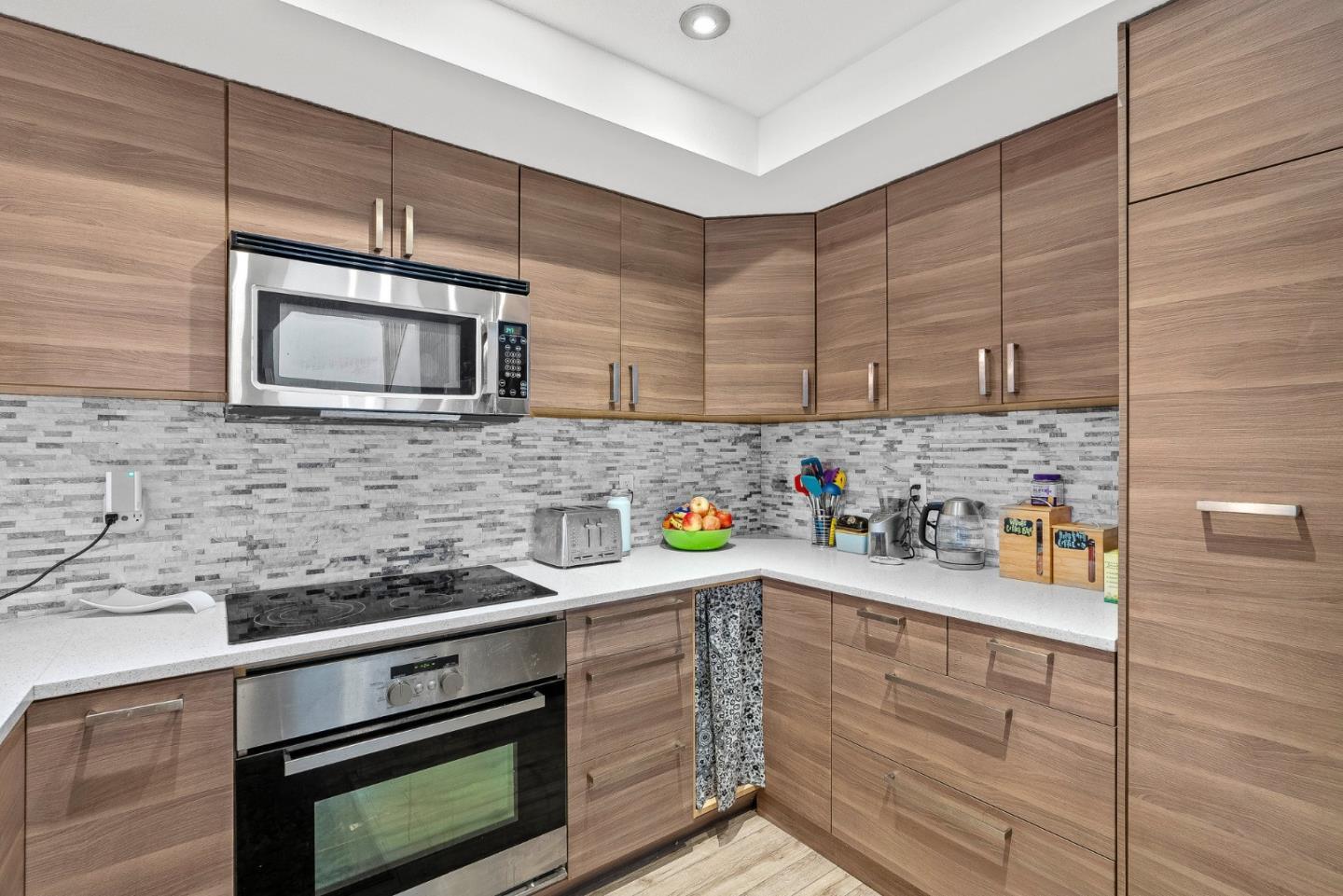 Detail Gallery Image 3 of 22 For 2906 Leotar Cir, Santa Cruz,  CA 95062 - 2 Beds | 2/1 Baths