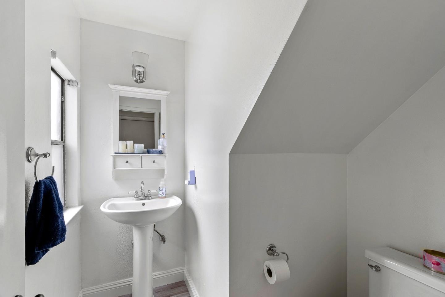 Detail Gallery Image 6 of 22 For 2906 Leotar Cir, Santa Cruz,  CA 95062 - 2 Beds | 2/1 Baths