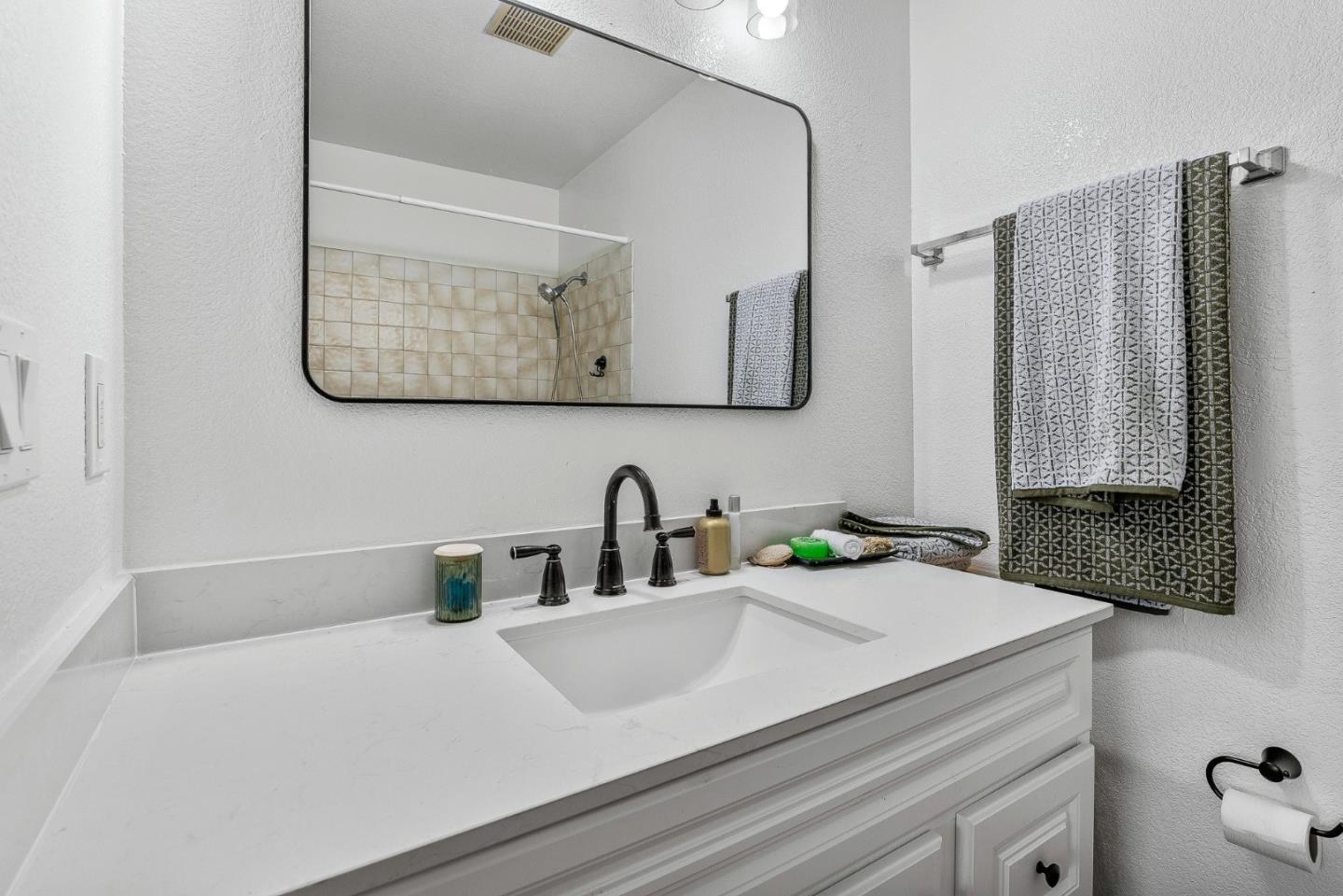 Detail Gallery Image 8 of 22 For 2906 Leotar Cir, Santa Cruz,  CA 95062 - 2 Beds | 2/1 Baths