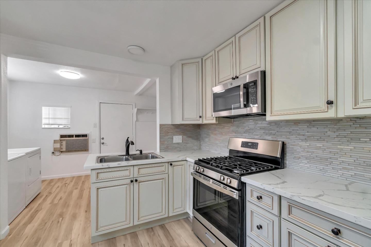 Detail Gallery Image 10 of 19 For 5820 Dewey Blvd, Sacramento,  CA 95824 - 2 Beds | 1 Baths