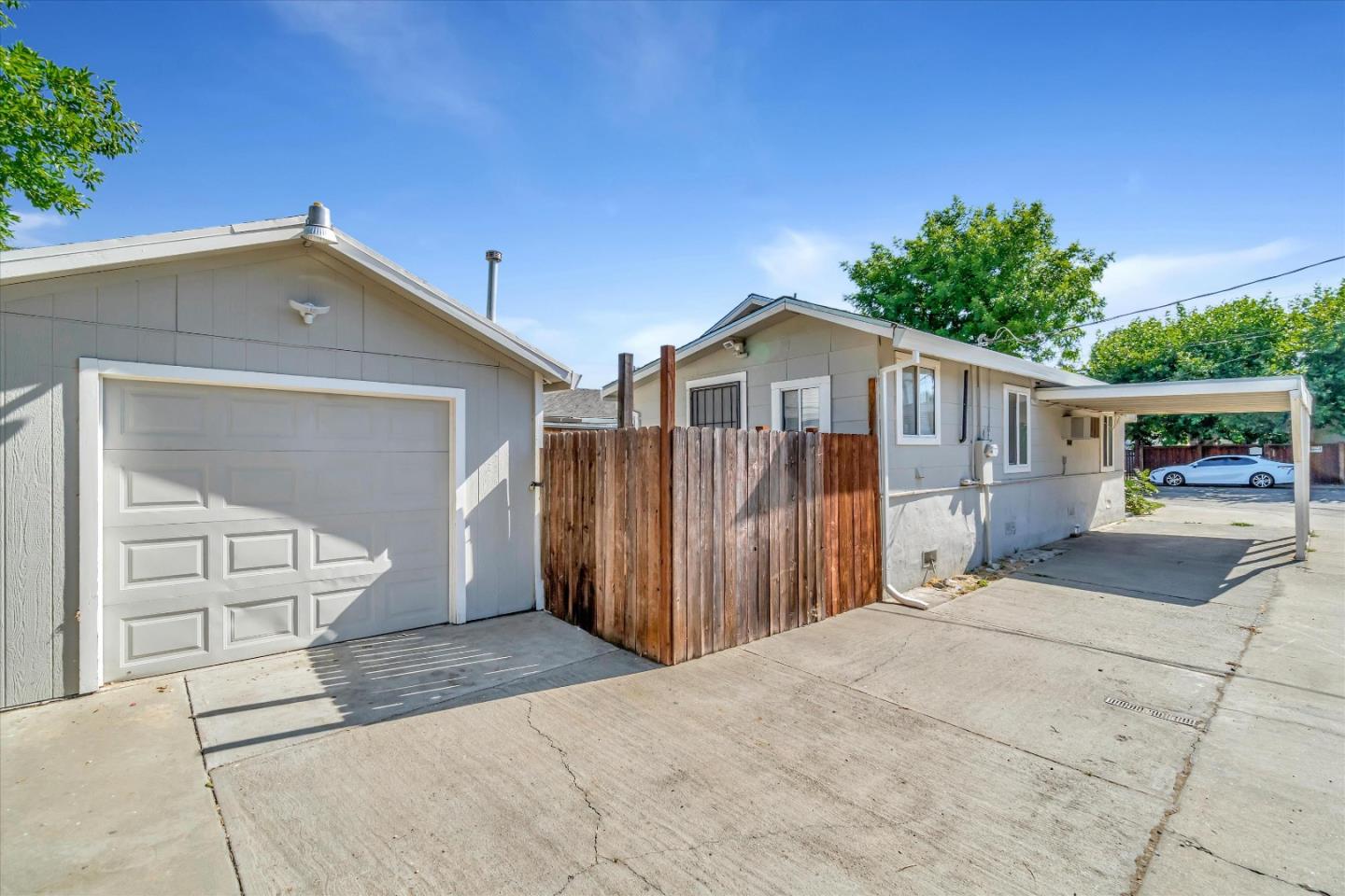 Detail Gallery Image 2 of 19 For 5820 Dewey Blvd, Sacramento,  CA 95824 - 2 Beds | 1 Baths