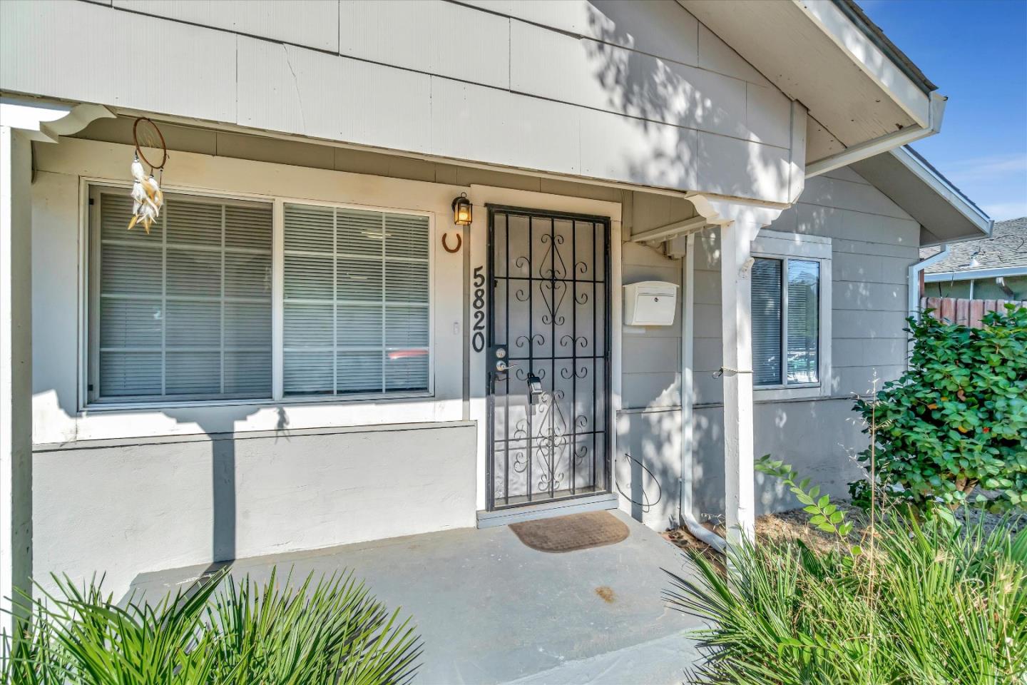 Detail Gallery Image 4 of 19 For 5820 Dewey Blvd, Sacramento,  CA 95824 - 2 Beds | 1 Baths