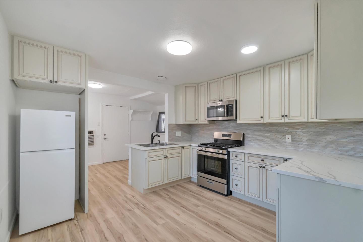 Detail Gallery Image 8 of 19 For 5820 Dewey Blvd, Sacramento,  CA 95824 - 2 Beds | 1 Baths