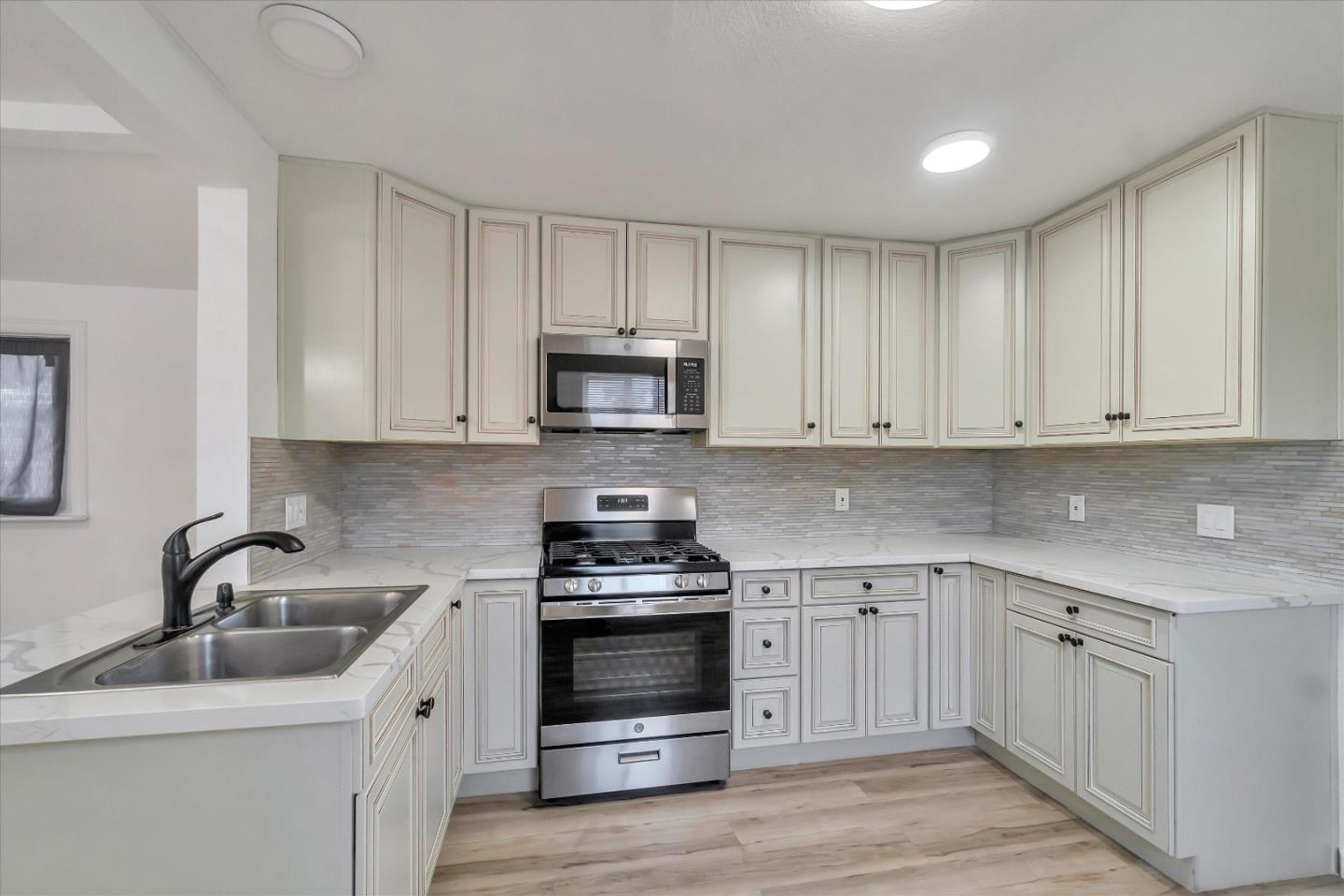 Detail Gallery Image 9 of 19 For 5820 Dewey Blvd, Sacramento,  CA 95824 - 2 Beds | 1 Baths