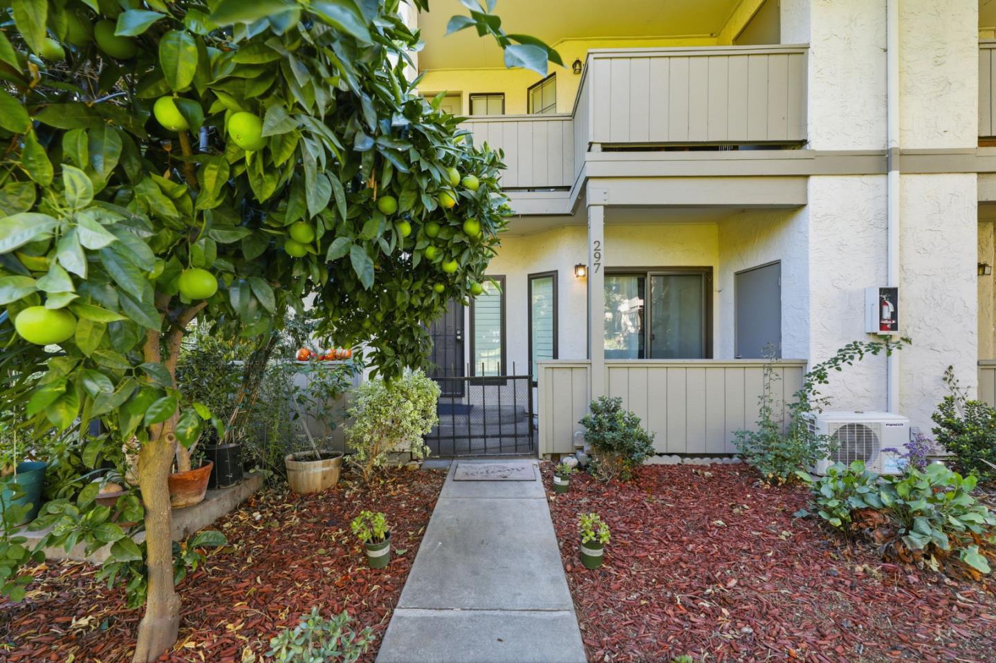 Detail Gallery Image 2 of 35 For 297 Kenbrook Cir, San Jose,  CA 95111 - 2 Beds | 1 Baths