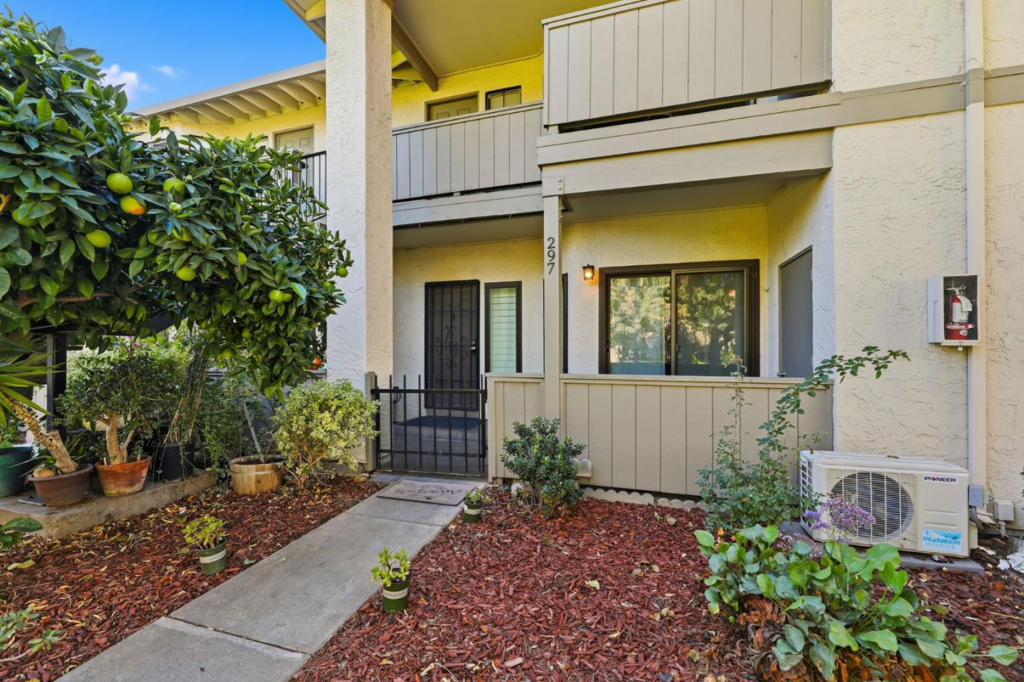 Detail Gallery Image 3 of 35 For 297 Kenbrook Cir, San Jose,  CA 95111 - 2 Beds | 1 Baths