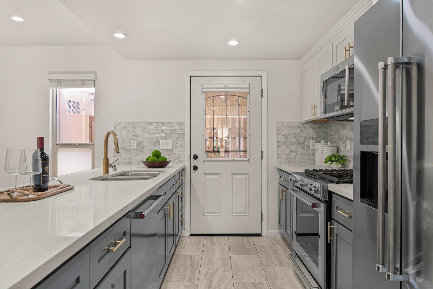 Detail Gallery Image 10 of 30 For 220 Red Oak Dr #B,  Sunnyvale,  CA 94086 - 2 Beds | 2/1 Baths