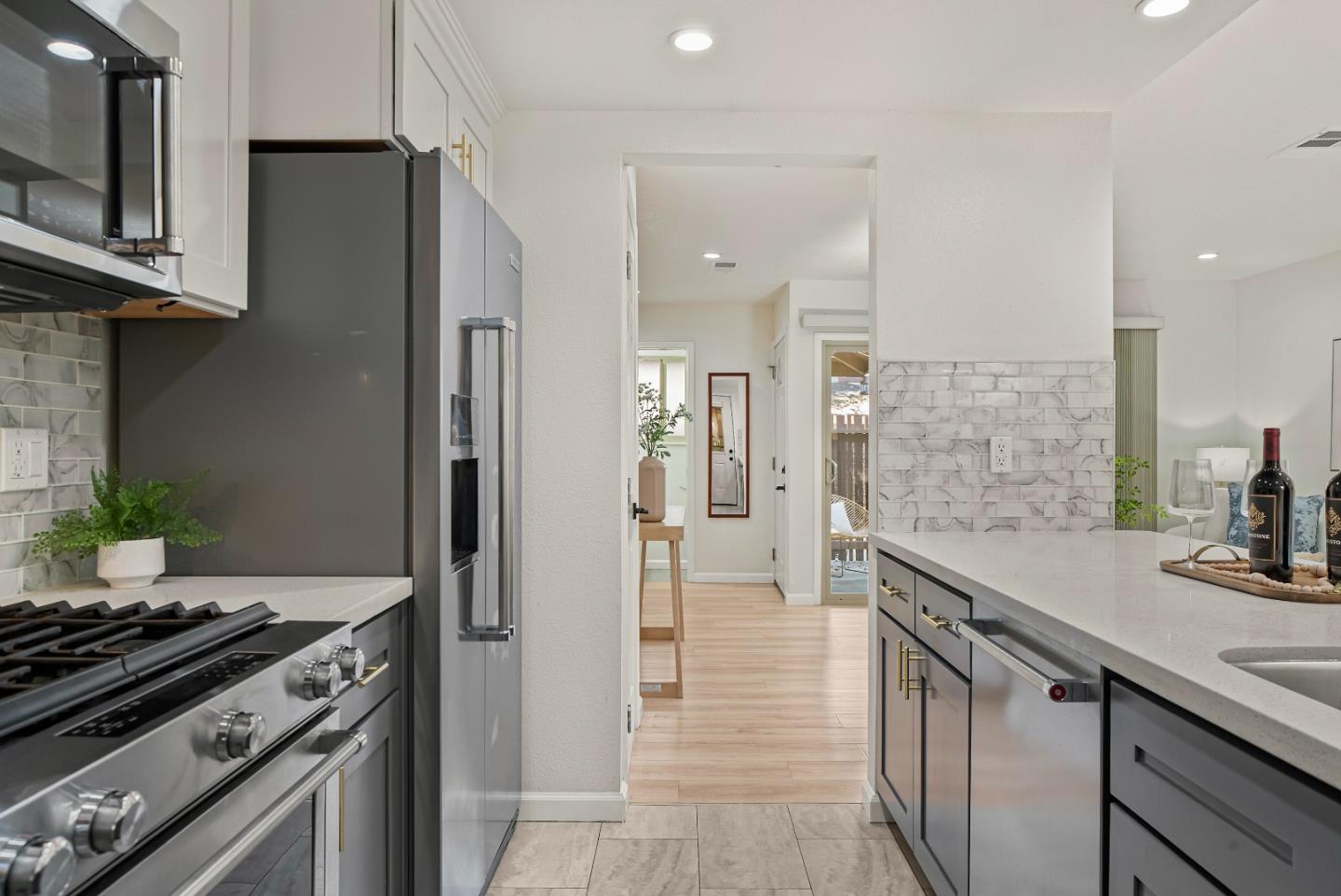 Detail Gallery Image 11 of 30 For 220 Red Oak Dr #B,  Sunnyvale,  CA 94086 - 2 Beds | 2/1 Baths