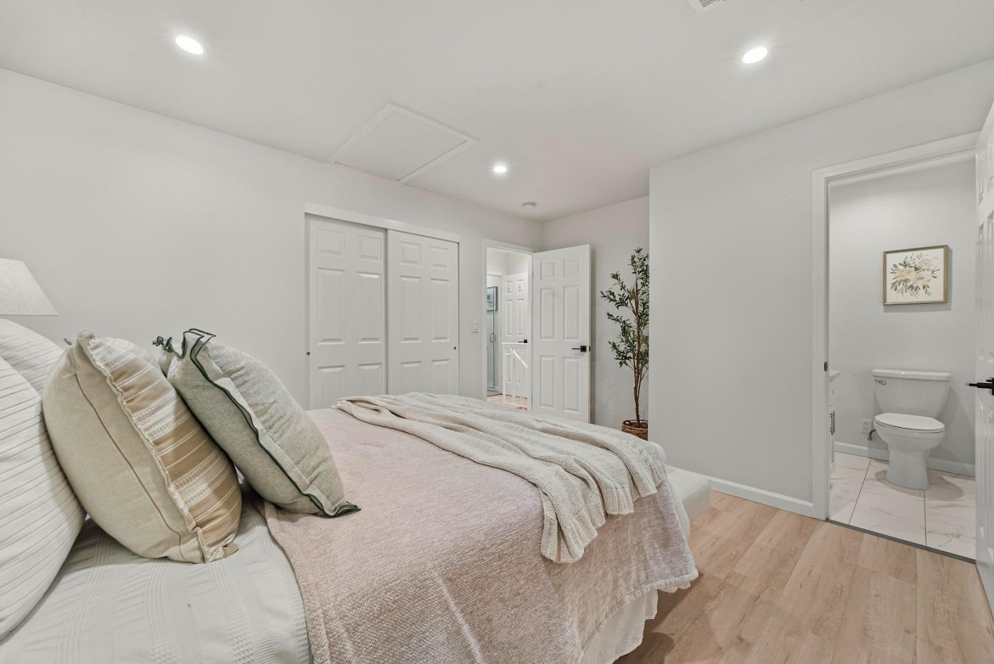 Detail Gallery Image 13 of 30 For 220 Red Oak Dr #B,  Sunnyvale,  CA 94086 - 2 Beds | 2/1 Baths