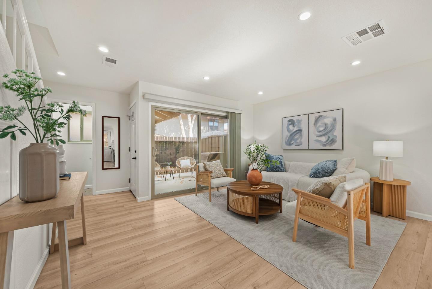 Detail Gallery Image 3 of 30 For 220 Red Oak Dr #B,  Sunnyvale,  CA 94086 - 2 Beds | 2/1 Baths