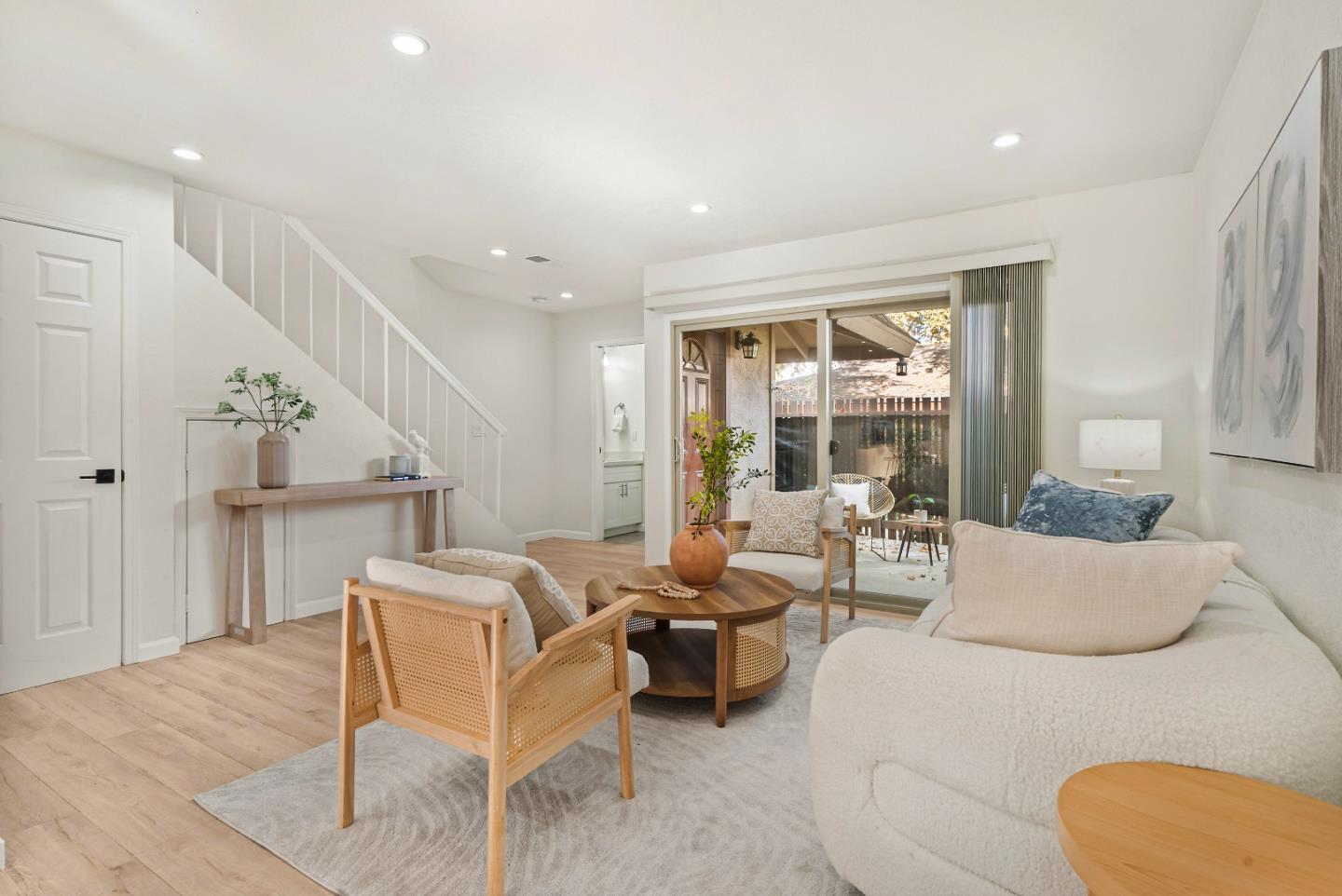 Detail Gallery Image 4 of 30 For 220 Red Oak Dr #B,  Sunnyvale,  CA 94086 - 2 Beds | 2/1 Baths