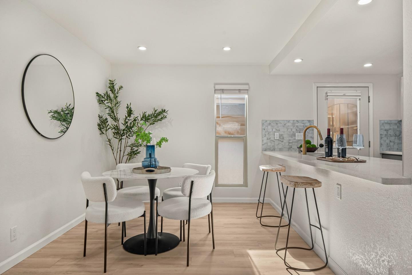 Detail Gallery Image 6 of 30 For 220 Red Oak Dr #B,  Sunnyvale,  CA 94086 - 2 Beds | 2/1 Baths