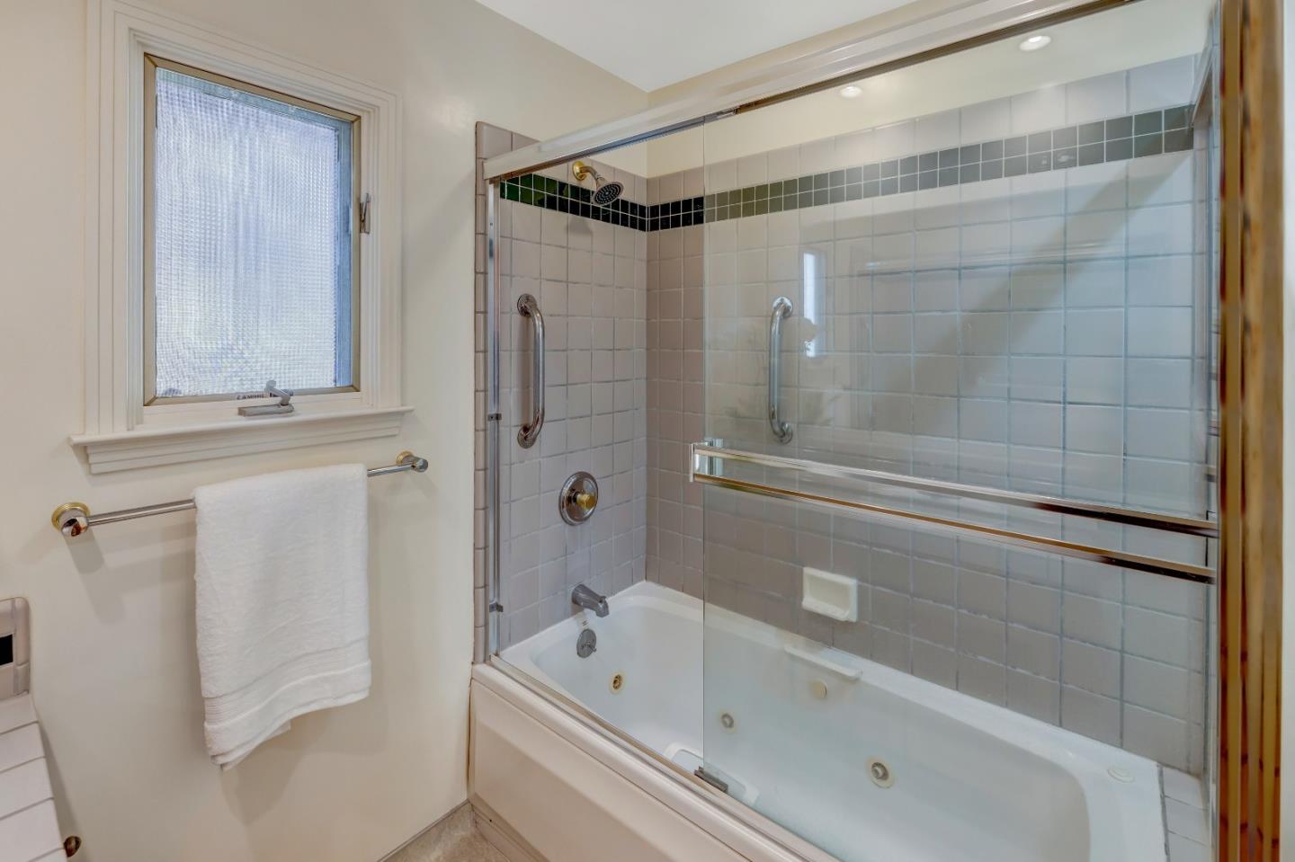 Detail Gallery Image 16 of 32 For 642 Cypress St, Monterey,  CA 93940 - 2 Beds | 1 Baths