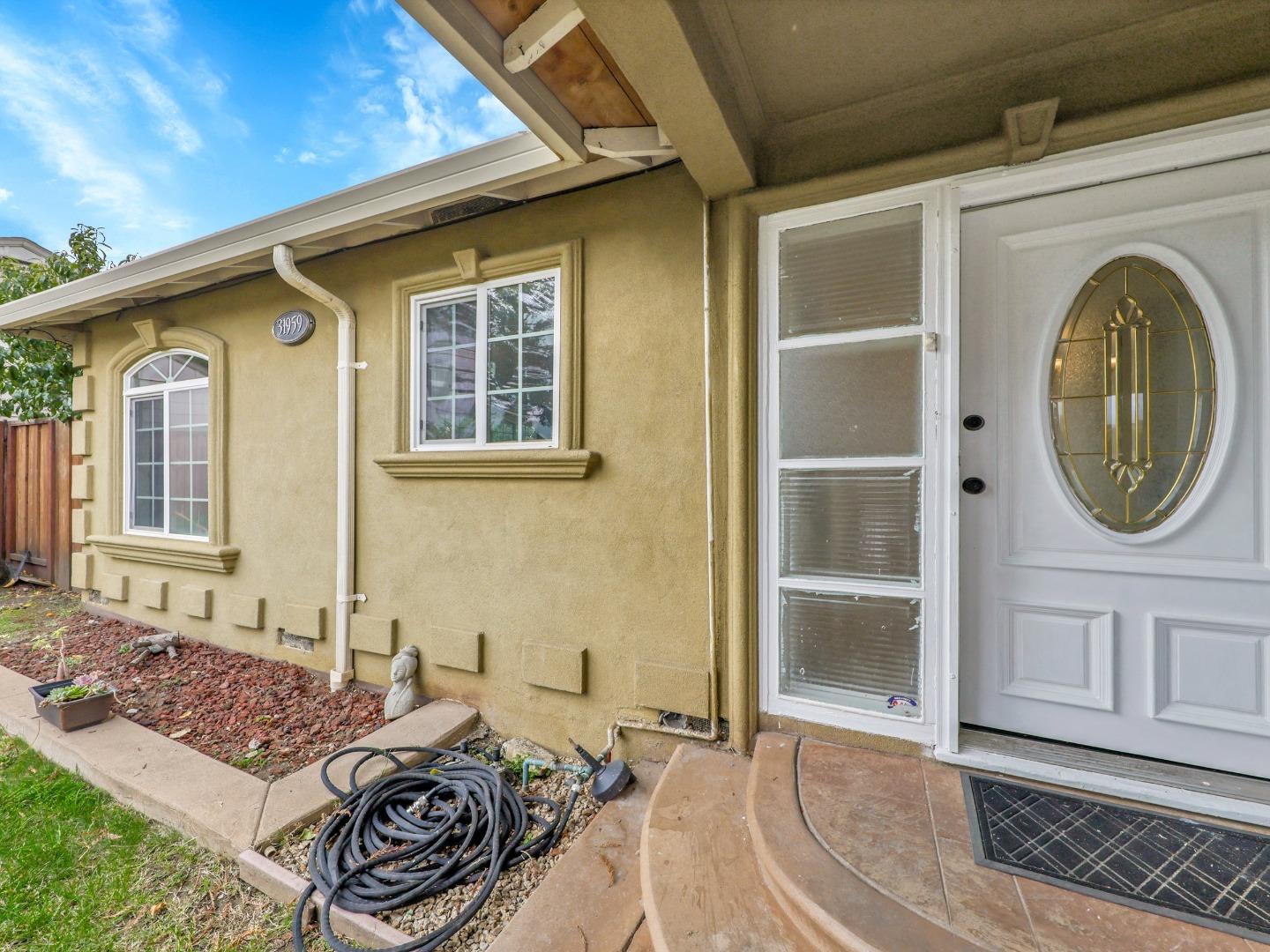 Detail Gallery Image 2 of 34 For 31959 Carroll Ave, Hayward,  CA 94544 - 3 Beds | 2 Baths