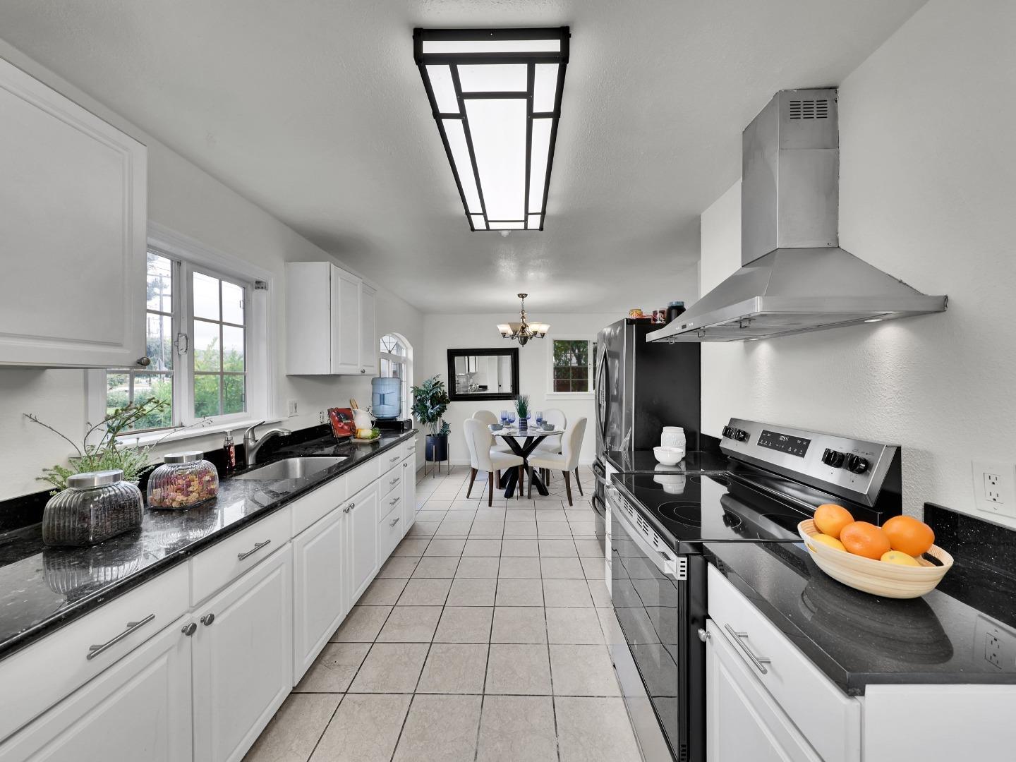 Detail Gallery Image 6 of 34 For 31959 Carroll Ave, Hayward,  CA 94544 - 3 Beds | 2 Baths